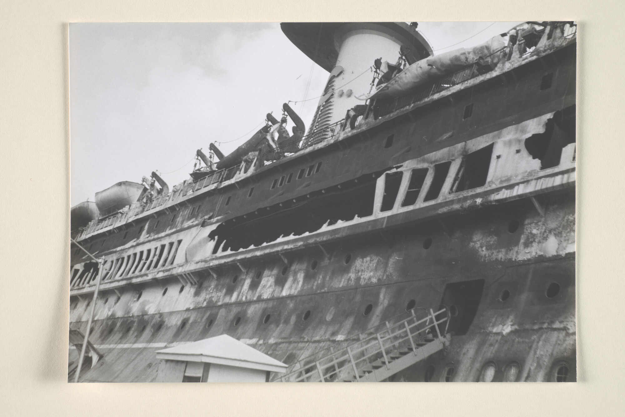 1995.5039; Detailfoto's van het uitgebrande Italiaanse cruiseschip ms. Angelina Lauro; fotoreportage