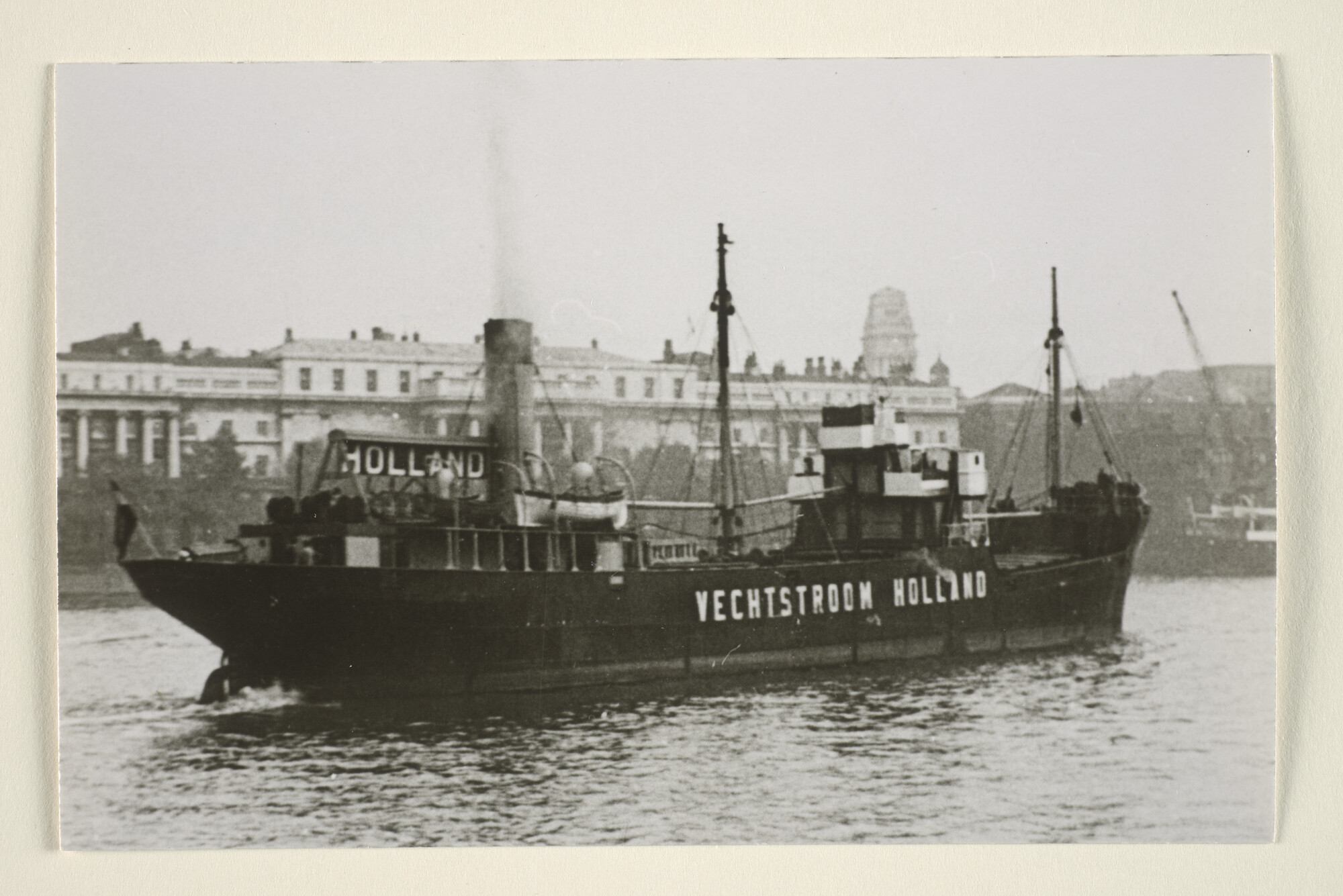 1995.6355; Het vrachtschip ss. Vechtstroom van de Hollandsche Stoomboot Maatschappij [...]; foto