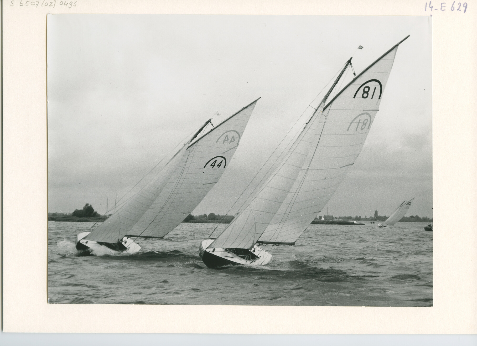 S.6507(02)0493.01; Zwart-wit foto van de Regenboogklasse tijdens een wedstrijd op het Braassemermeer; foto