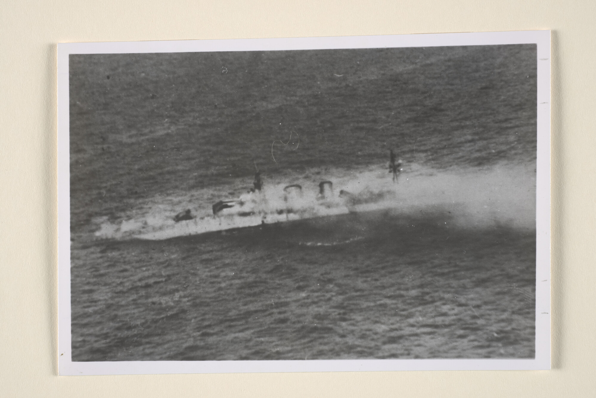 1996.4254; De Britse kruiser HMS 'Exeter', deel uitmakend van de Combined Stricking Force in februari 1942, gaat na een Japanse torpedotreffer ten onder in de Java Zee; foto