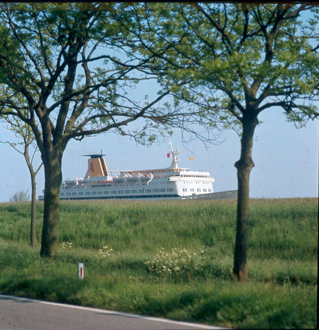 S.9100(6951); Dia van het Spaanse passagiersschip ms. 'Monte Toledo' van Naviera Aznar; diapositief