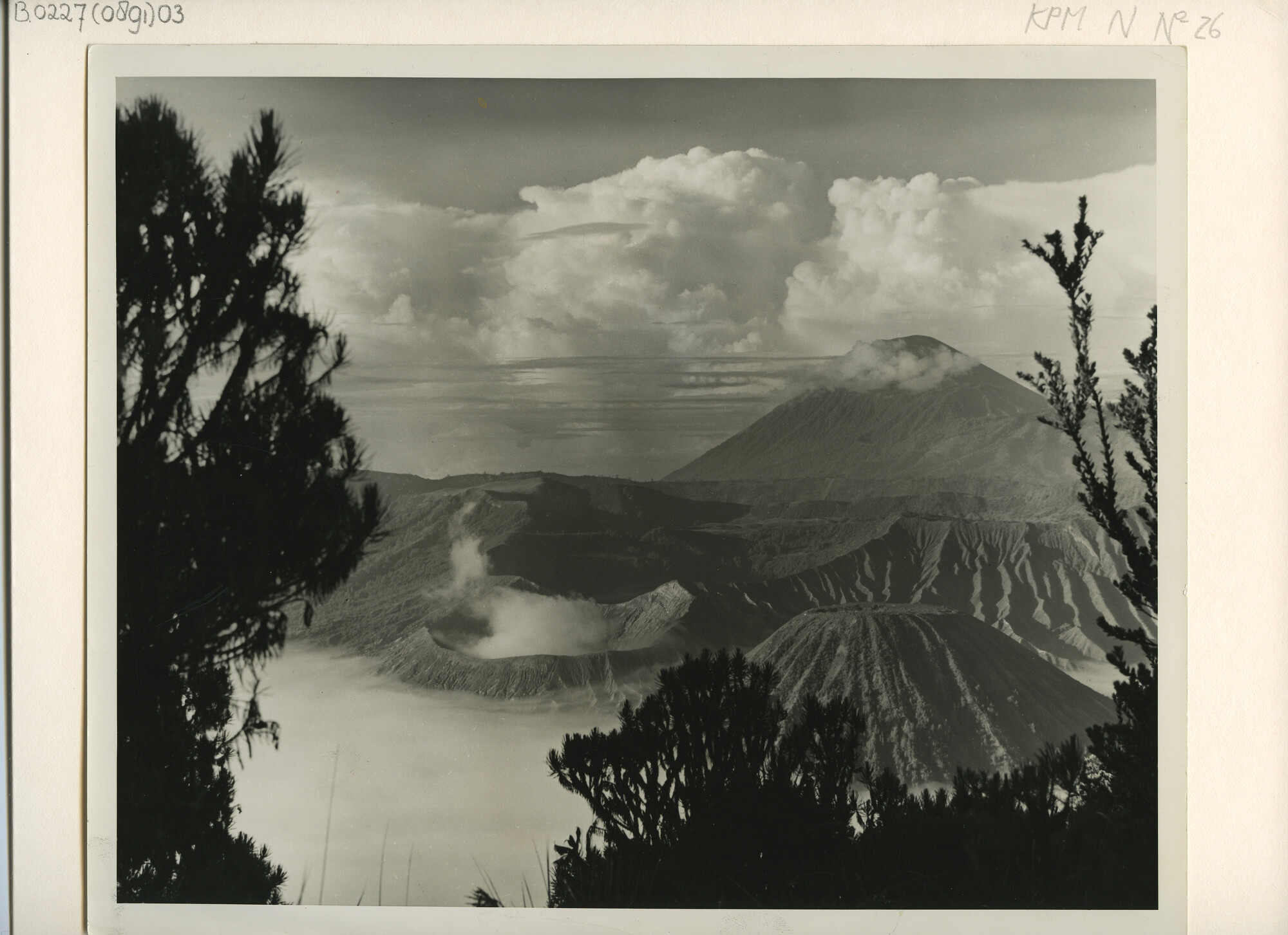 B.0227(0891)03; Landschapsfoto van de vulkaan Bromo (2295 meter hoogte) en omgeving; foto