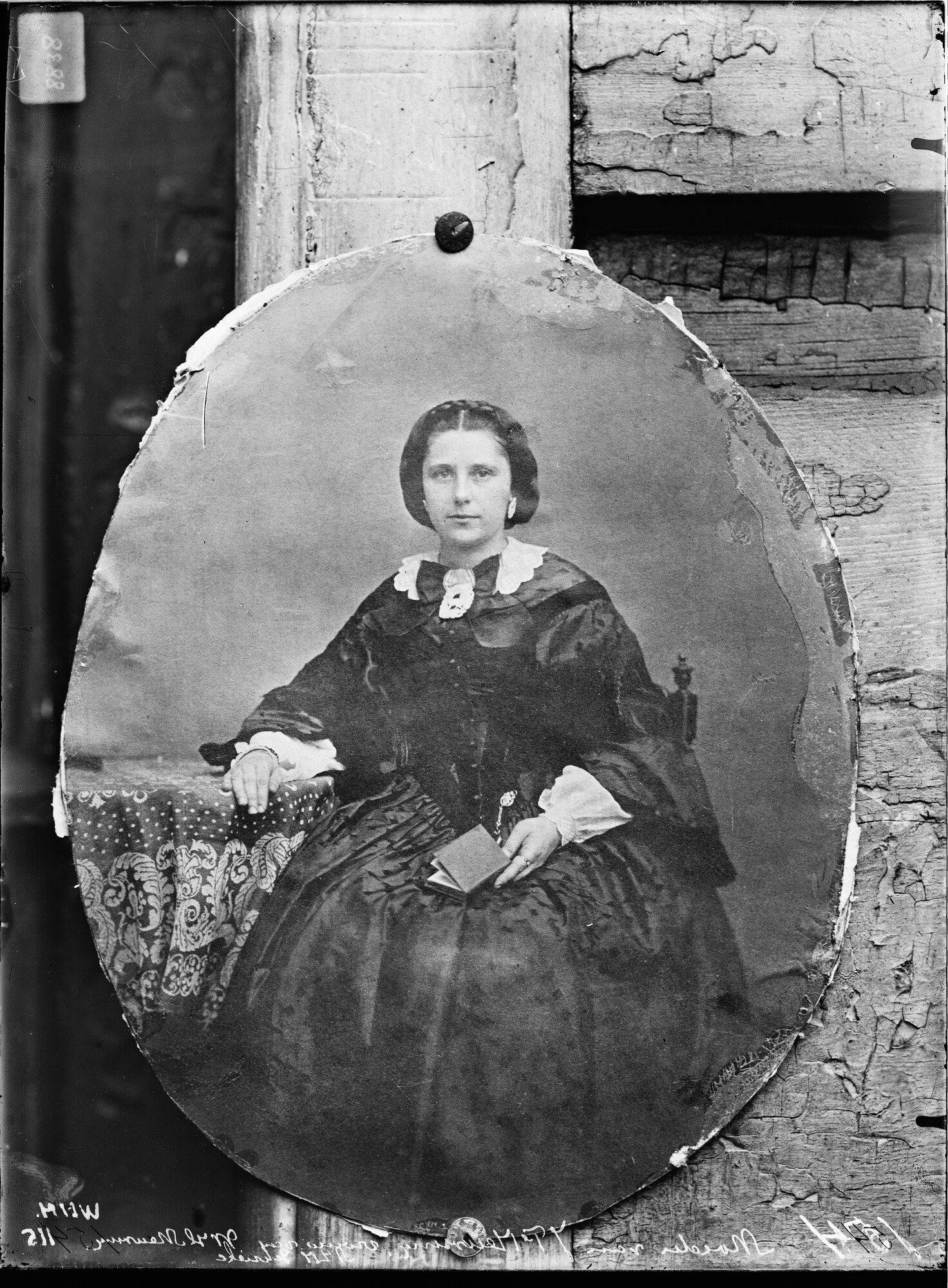 S.1156(06)381; Reproductienegatief van een portret van Anna Elisabeth Schweke, echtgenote van W.H. Meursing (1834-1881), moeder van Jan F. Meursing; negatief