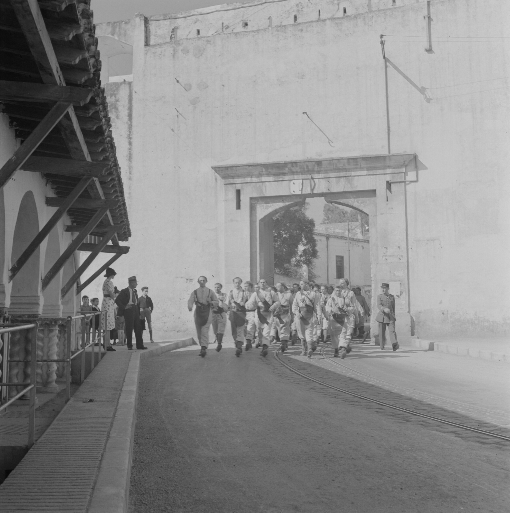 2015.2594; Negatief van marcherende militairen in een straat te Algiers; negatief