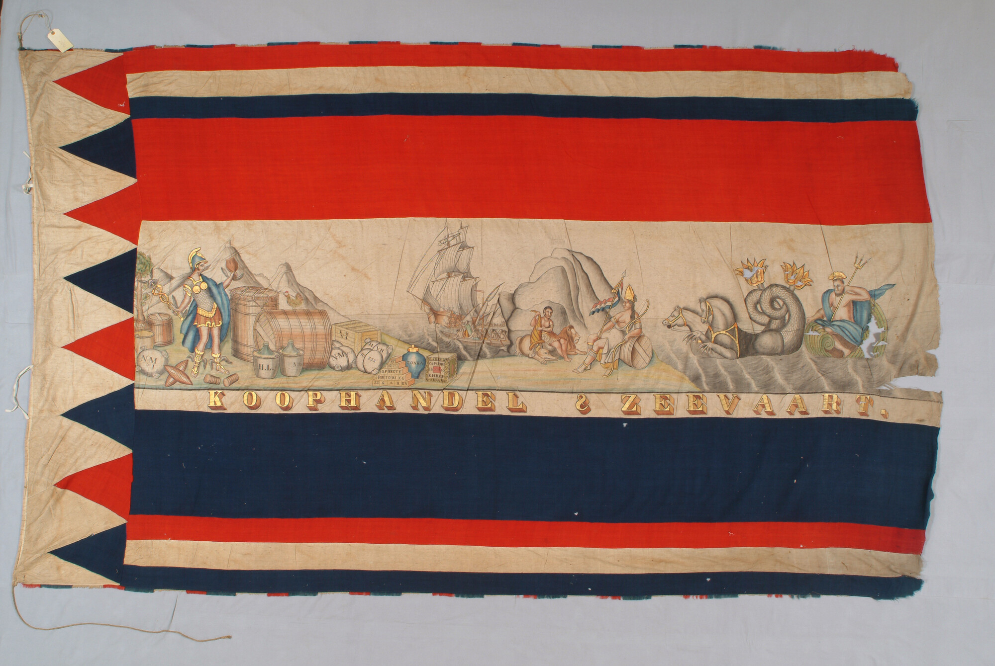 S.0590; feestvlag met zinnebeeldige voorstelling van koophandel en zeevaart; vlag