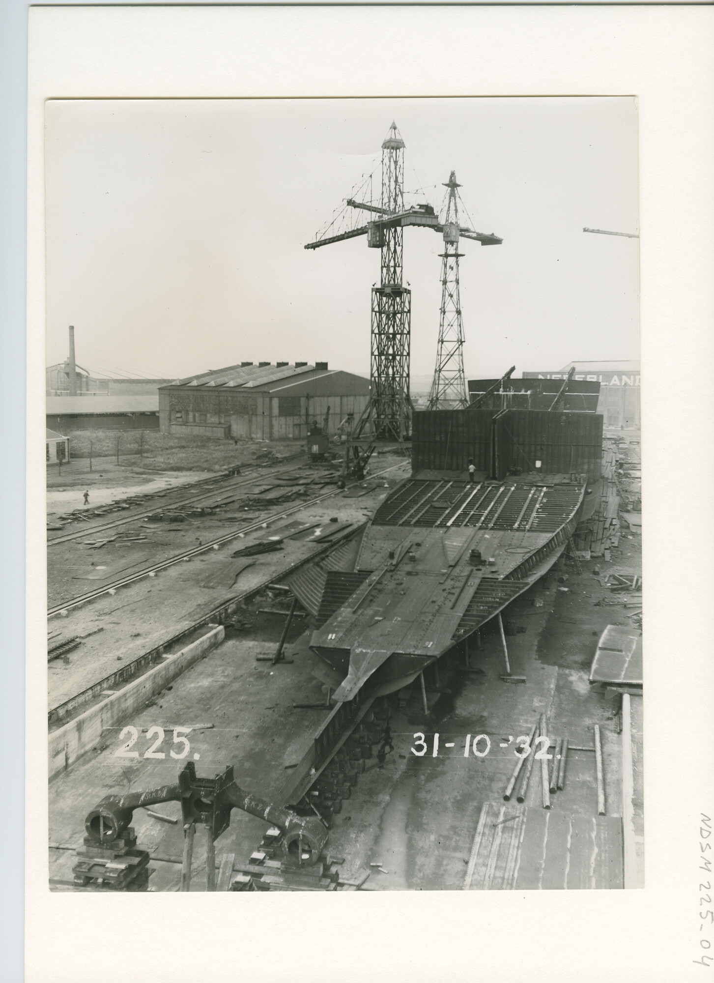 S.5444(1029)04; Foto van het vrachtschip ms. Tarn in aanbouw bij de NSM; foto