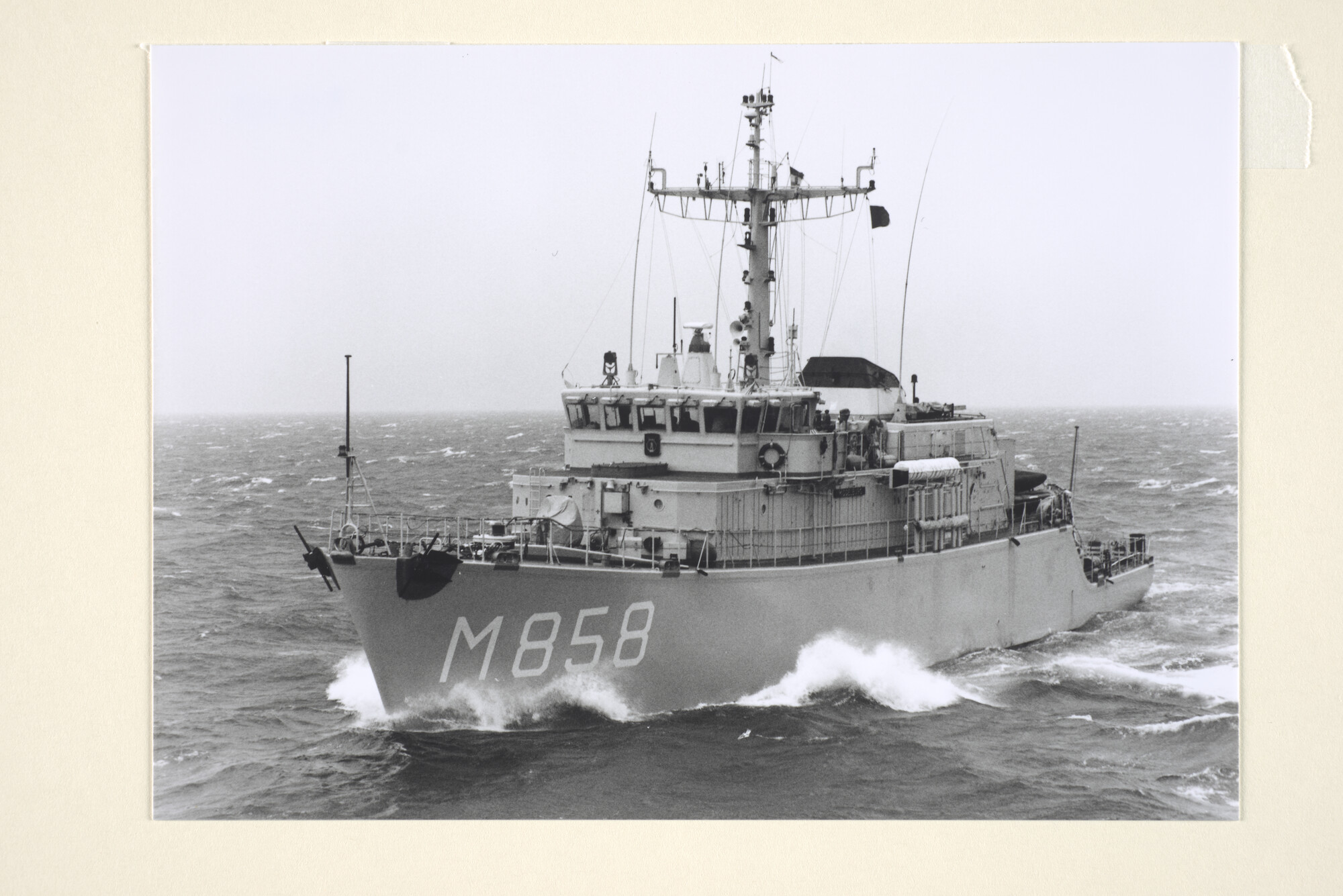 1995.1023; Luchtfoto van de mijnenjager Hr.Ms. Middelburg (M 858) op zee [...]; foto