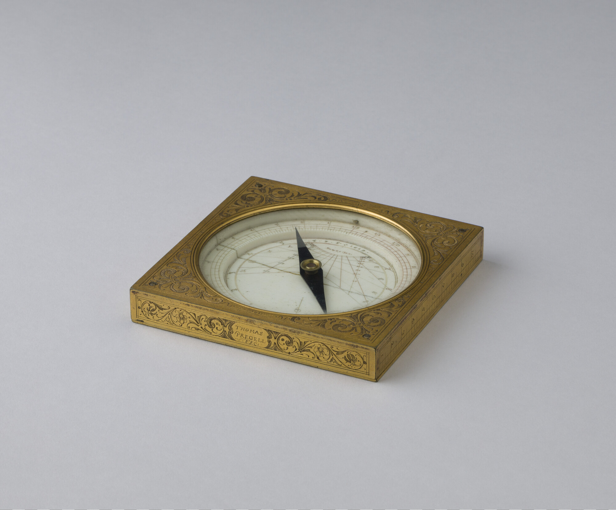 A.0145(254)1; Vergulde zonnewijzer voor 51° breedte door Thomas Pregell, 1619; zonnewijzer