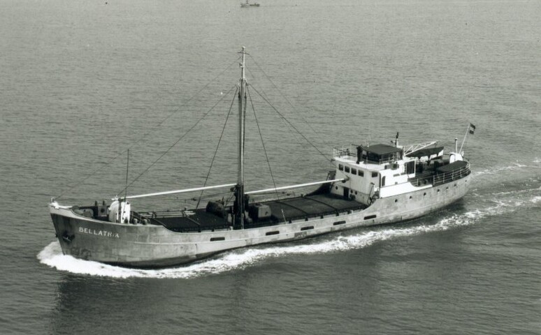 2000.5753; Een luchtfoto van de coaster ms. 'Bellatrix' van Bootsman Tonnis, gebouwd in 1939 bij Noord Nederlandse Scheepswerven te Groningen, gezien op zee; foto