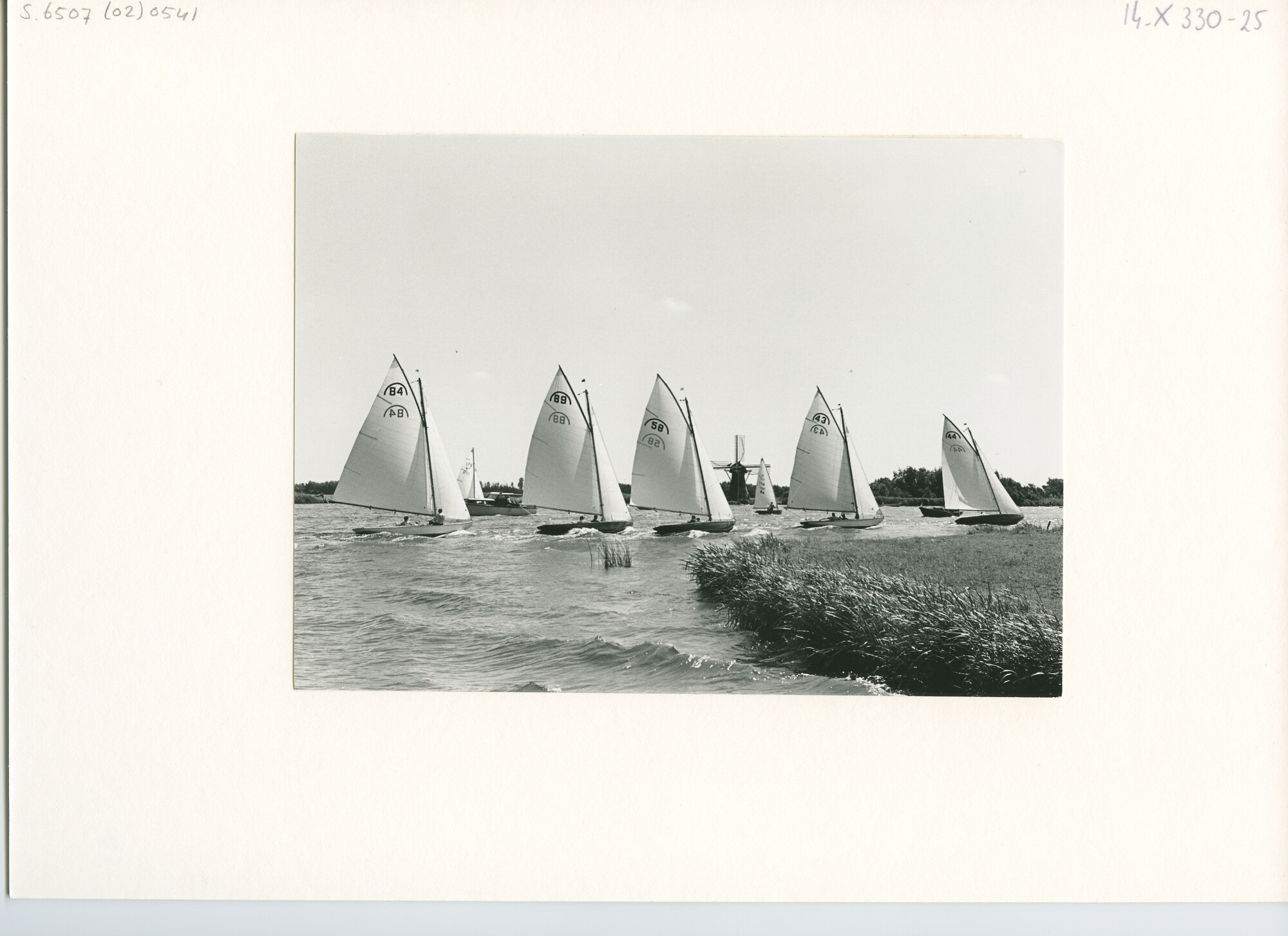 S.6507(02)0541.03; Zwart-wit foto van de Kaagweek 1969: de Regenboogklasse; foto