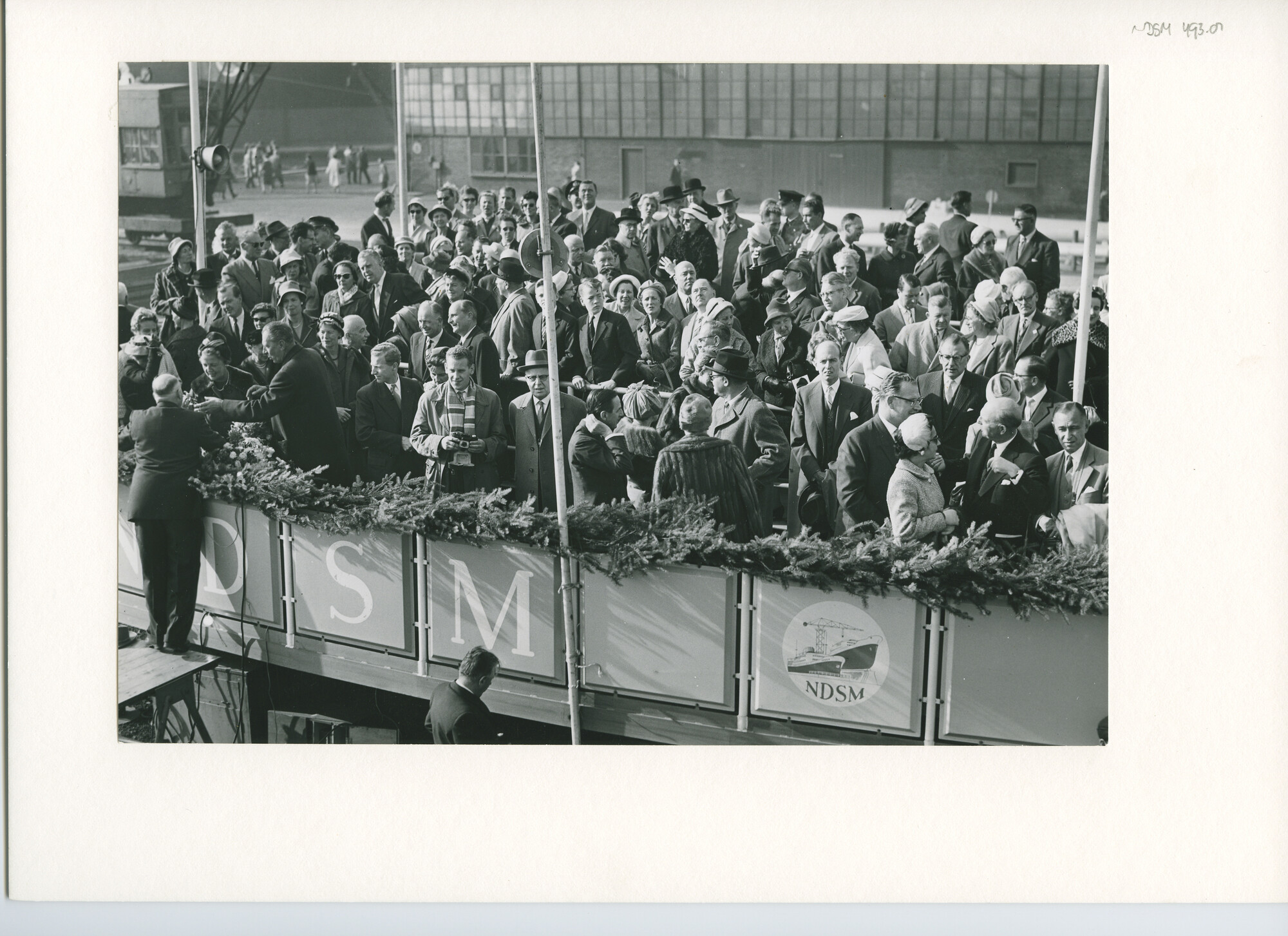 S.5444(2859)09; Foto van de tewaterlating van de tanker ss. Atys bij de NDSM ; foto