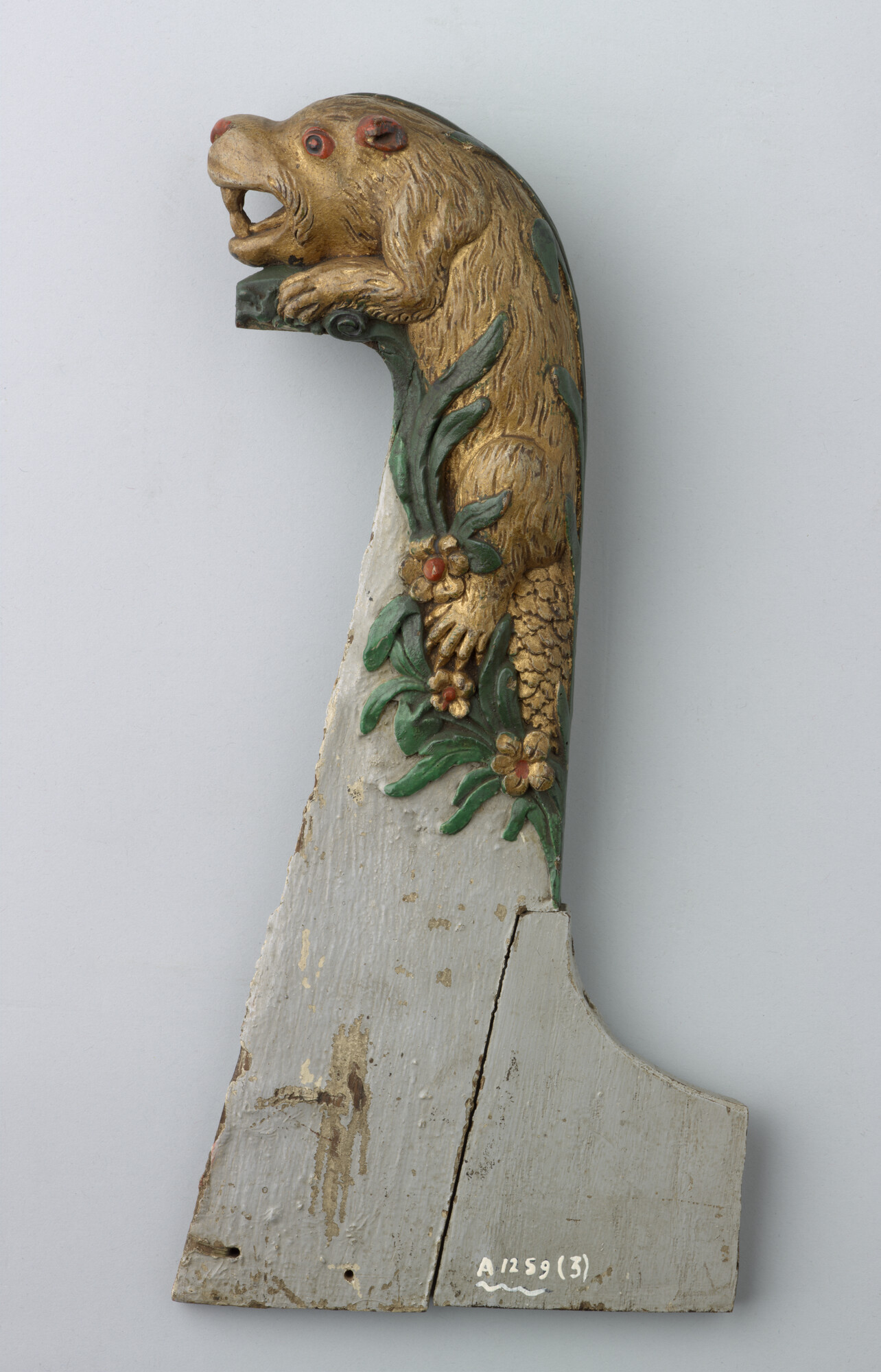 A.1259(03)2; Model van roer met roerkop, voorstellend een opklimmende bever; roerversiering