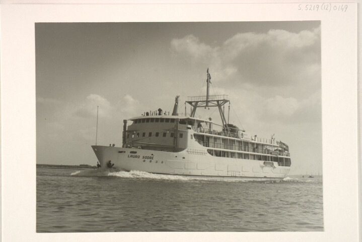 S.5219(12)0149; Foto's van de proeftocht van het vracht- en passagiersschip ms. 'Lauro Sodré' gebouwd op de dwarshelling van de ASM; fotoreportage