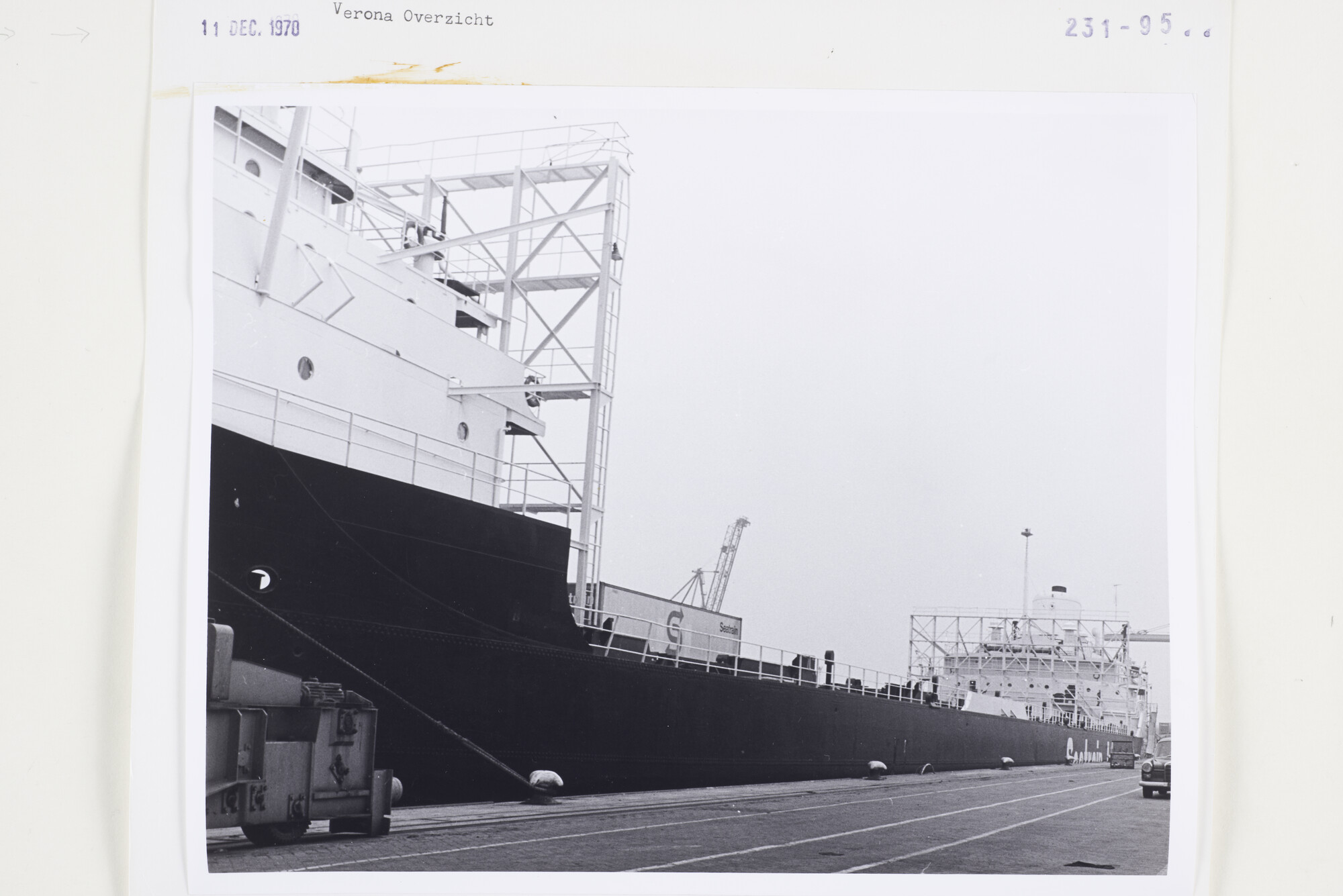 S.5444(05195)12; Foto's van het containerschip 'Verona' [een verbouwde tanker].; foto