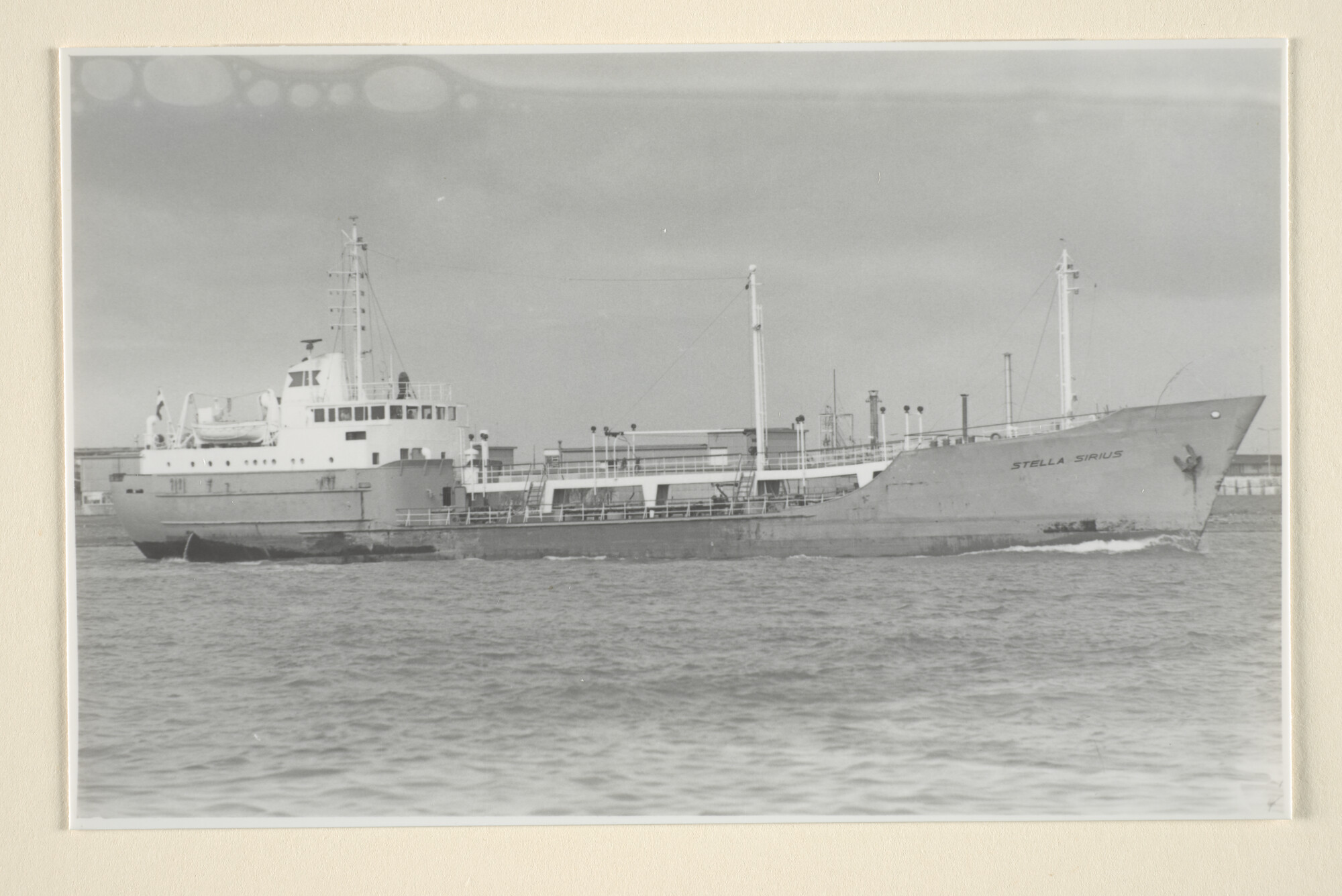 1996.0919; De chemicaliëntanker ms. Stella Sirius van Rederij Theodora te Rotterdam [...]; foto