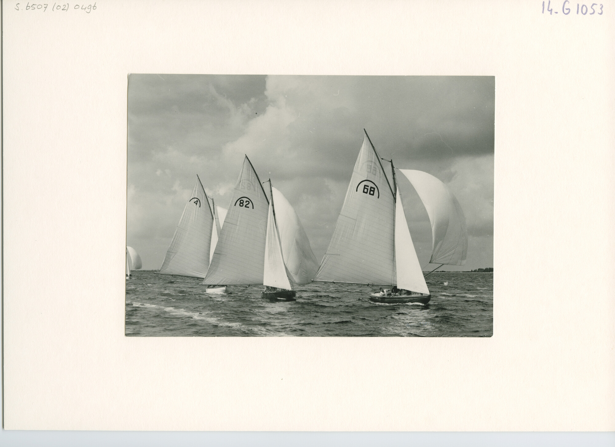 S.6507(02)0496.01; Zwart-wit foto van de Sneekweek 1954: de Regenboogklasse voor de wind. Ondermeer nummers 4 [...]; foto