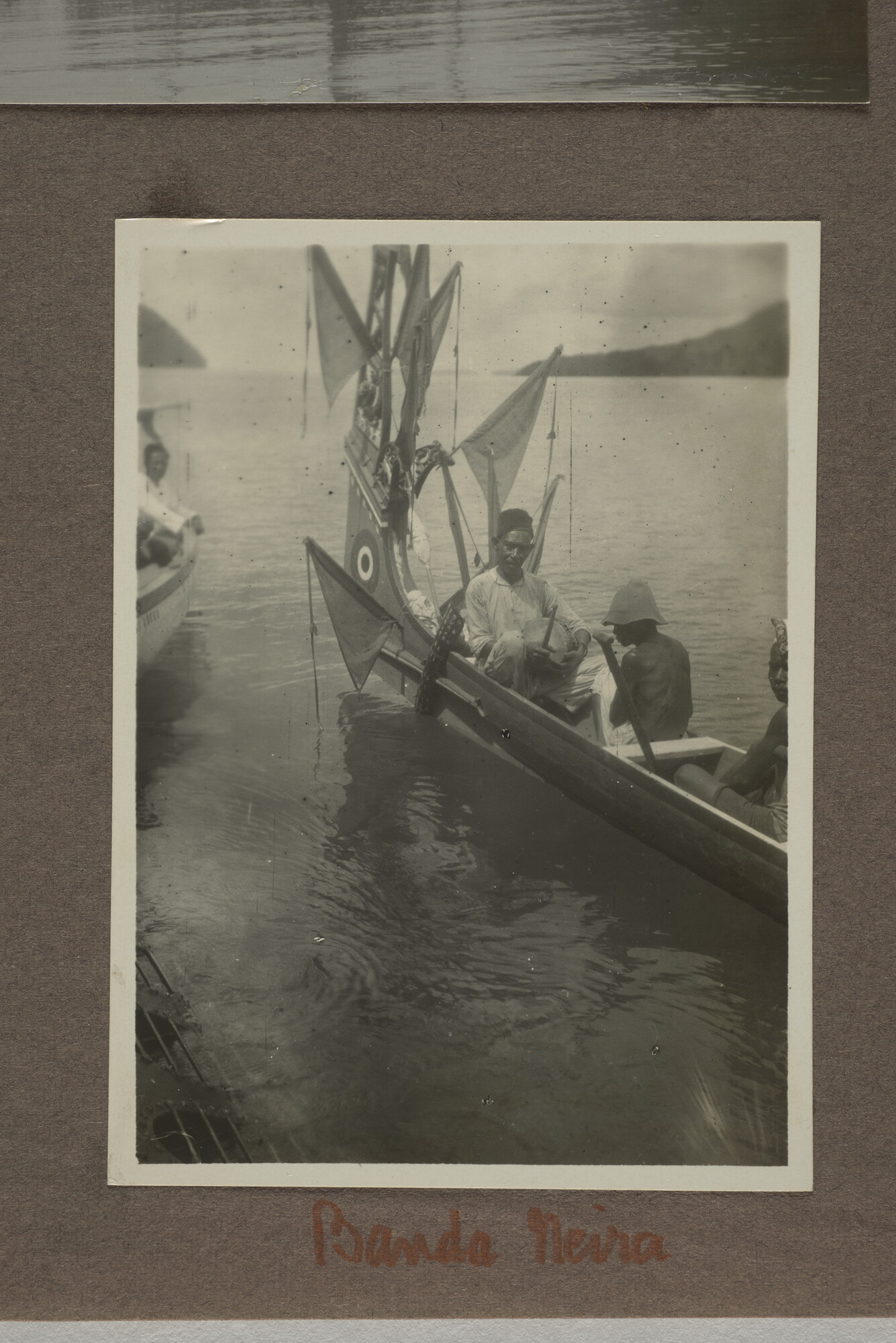 1994.2053; Negen losse bladen uit een album met fotos van de onderzeeboot Hr.Ms. K [...]; fotoreportage