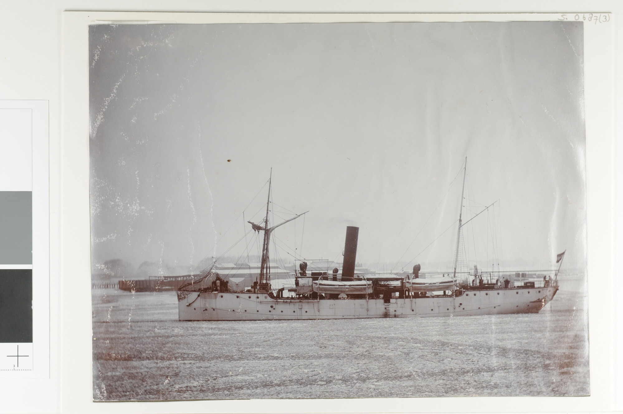 S.0687(03); Het schroefstoomschip 4de klasse Hr.Ms. Mataram bij het vertrek naar Nederlands-Indië; foto