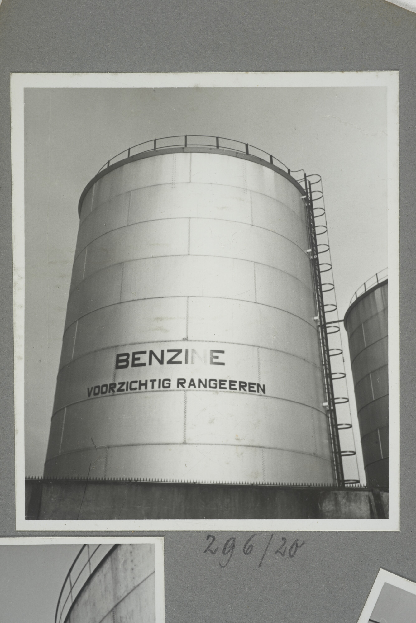 1998.2177; Omslag/ album met een grote hoeveelheid proeffoto's gemaakt door mw. A.M. Wolff-Koller in opdracht van de Gemeente Handelsinrichtingen in Amsterdam; omslag