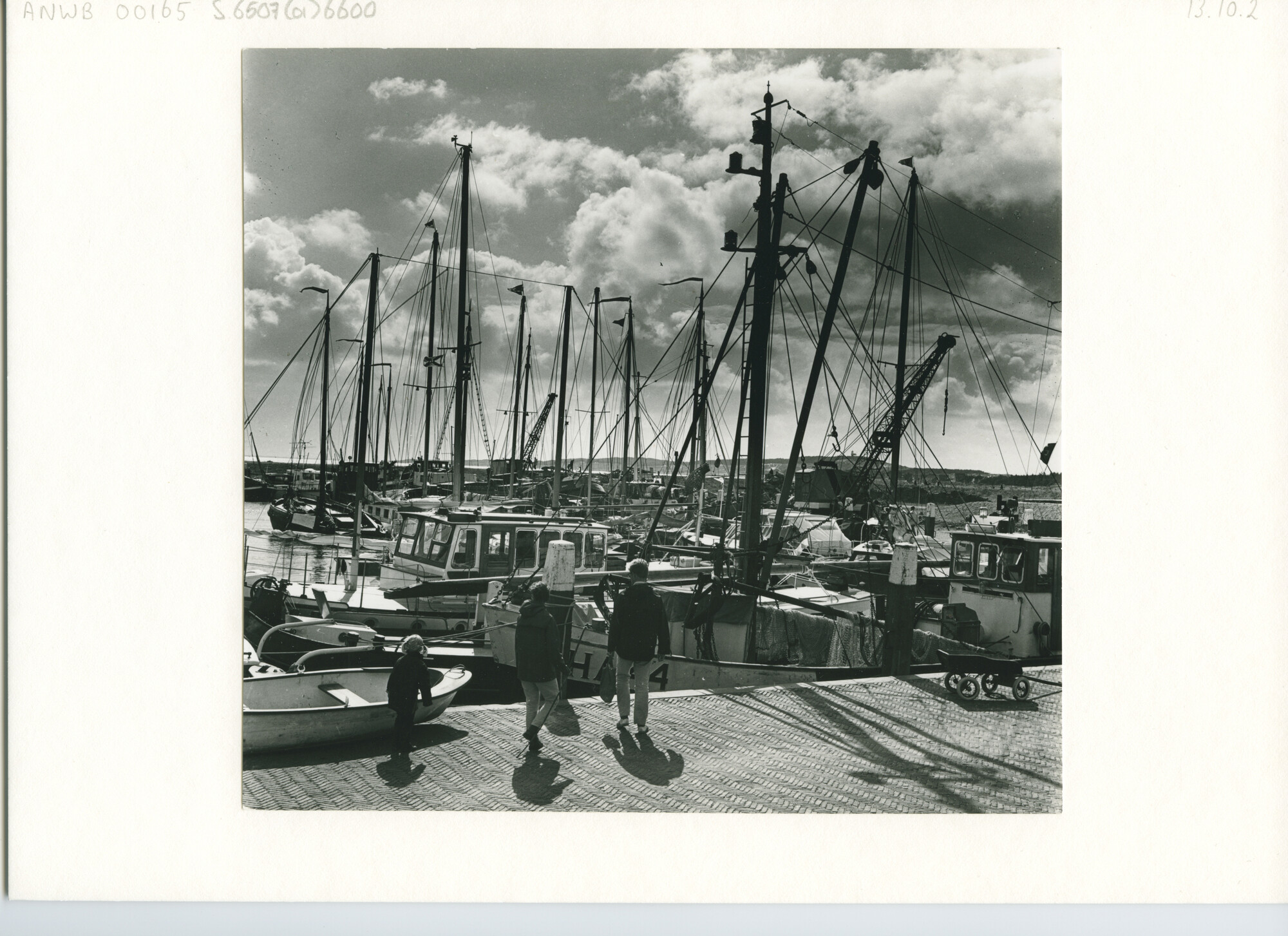 S.6507(01)6600; Foto van haventje Vlieland; foto