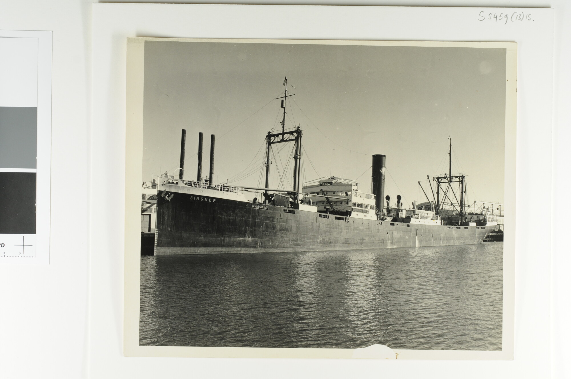 S.5459(13)15; Het vrachtschip ss. Singkep van de SMN afgemeerd te San Pedro (Californië); foto