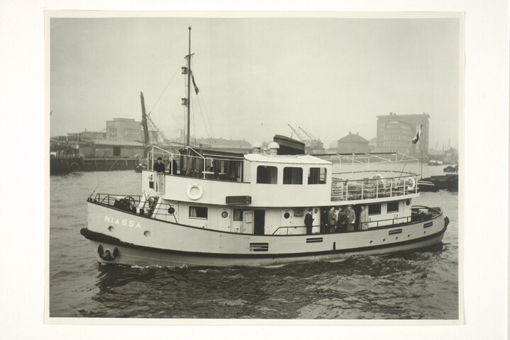S.5219(12)0599; Foto's van de veerboot annex sleepboot 'Niassa' ; fotoreportage