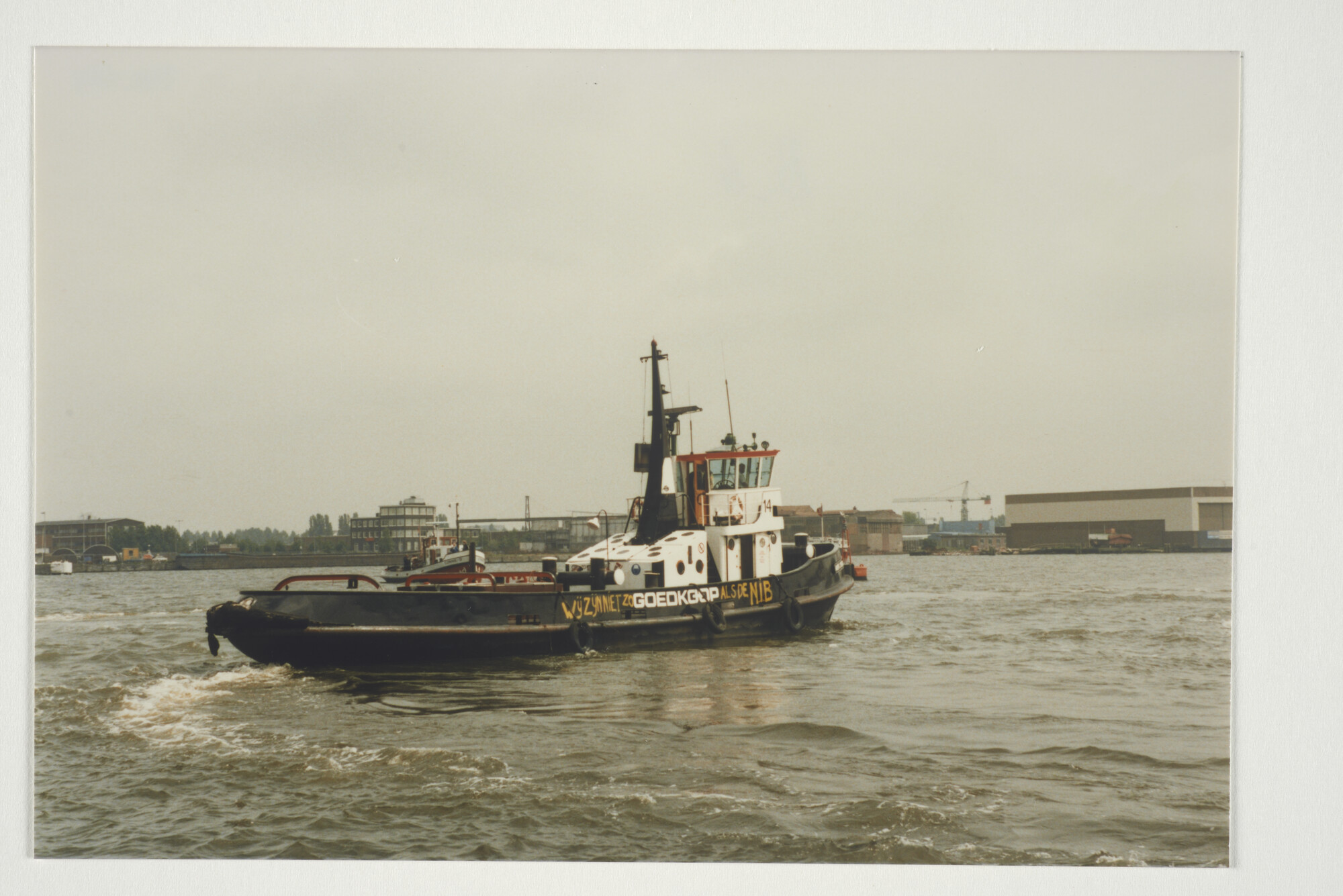 2001.1684; Foto 'Ga niet met de NIB in zee' Bezetting en demonstratie door het personeel; fotoreportage