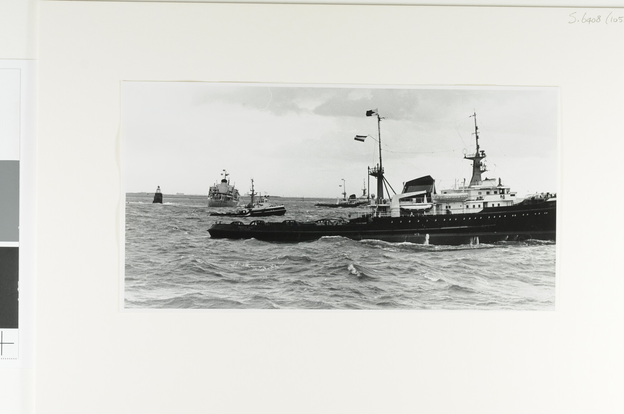 S.6408(1057); De zeesleepboot 'Zwarte Zee' van de L. Smit & Co's Internationale Sleepdienst poogt met andere sleepboten de Noorse tanker ms. 'Anco State' vlot te trekken [...]; foto