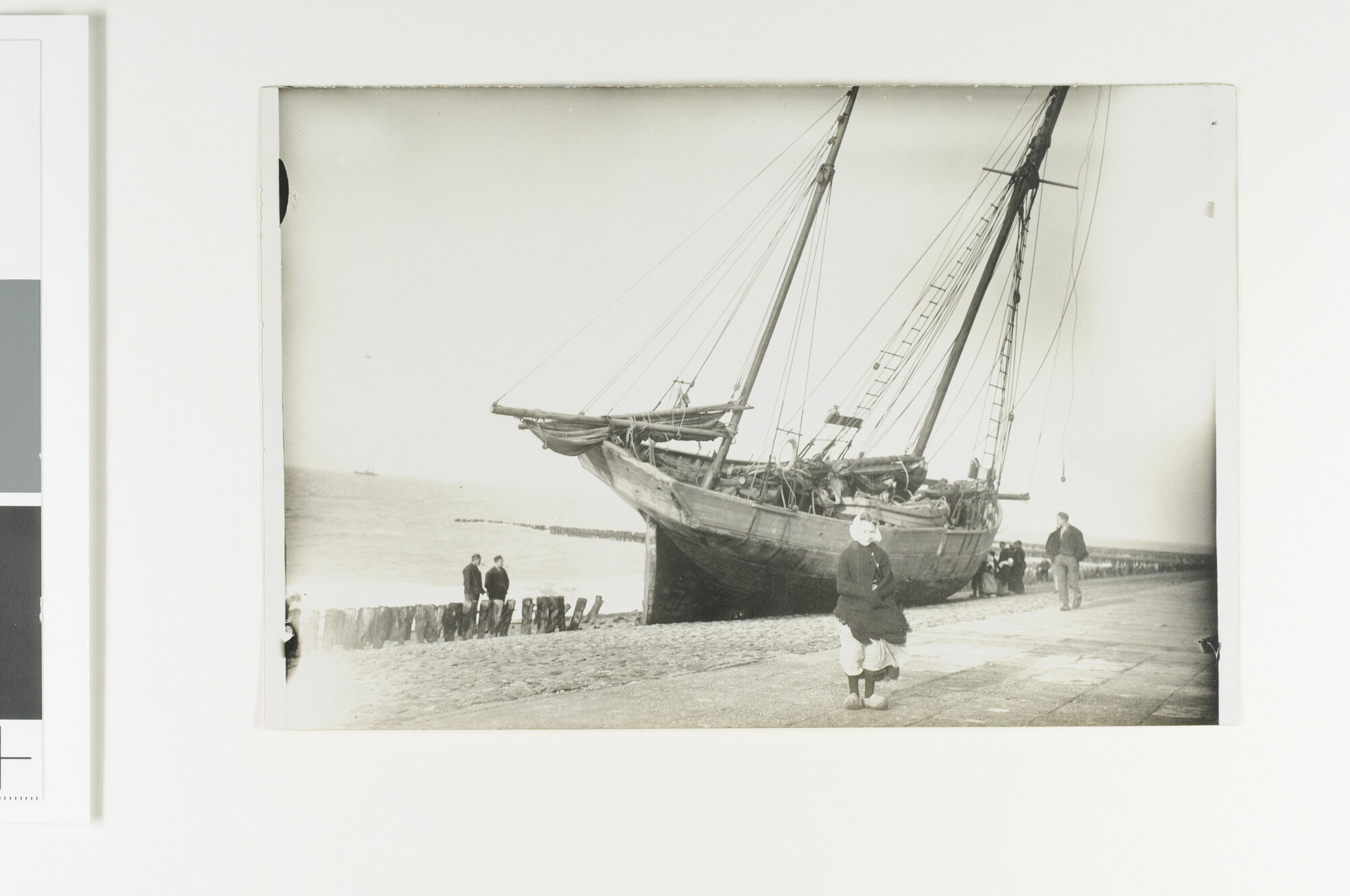 A.5675(11); Een houten logger ligt op de kust in Zeeland; foto