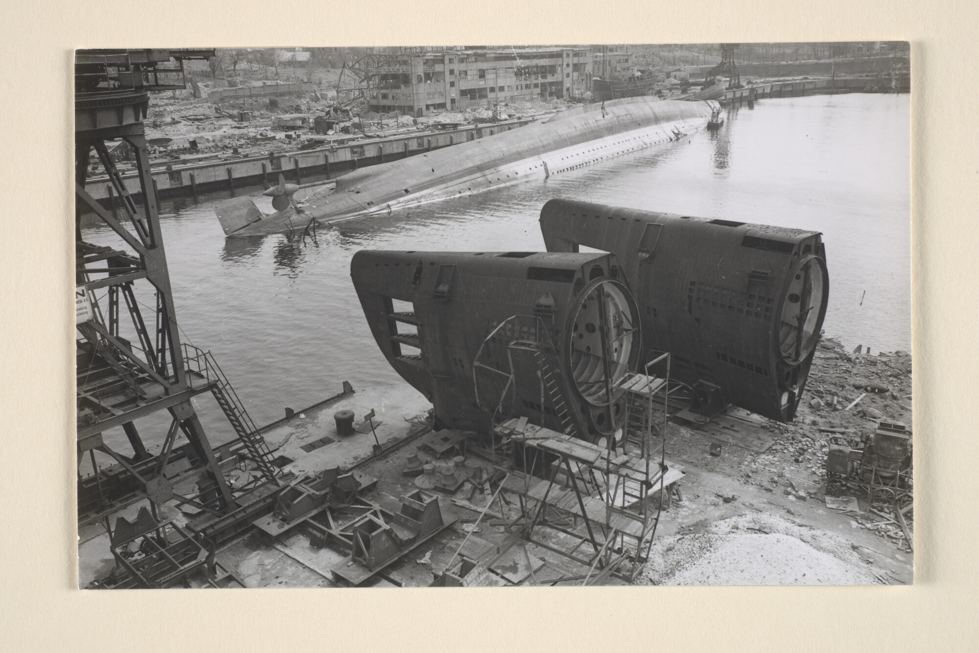 1996.3041; De zware kruiser 'Admiraal Scheer' van de Duitse Kriegsmarine ligt gekapseisd in de haven van Kiel, 1945; foto