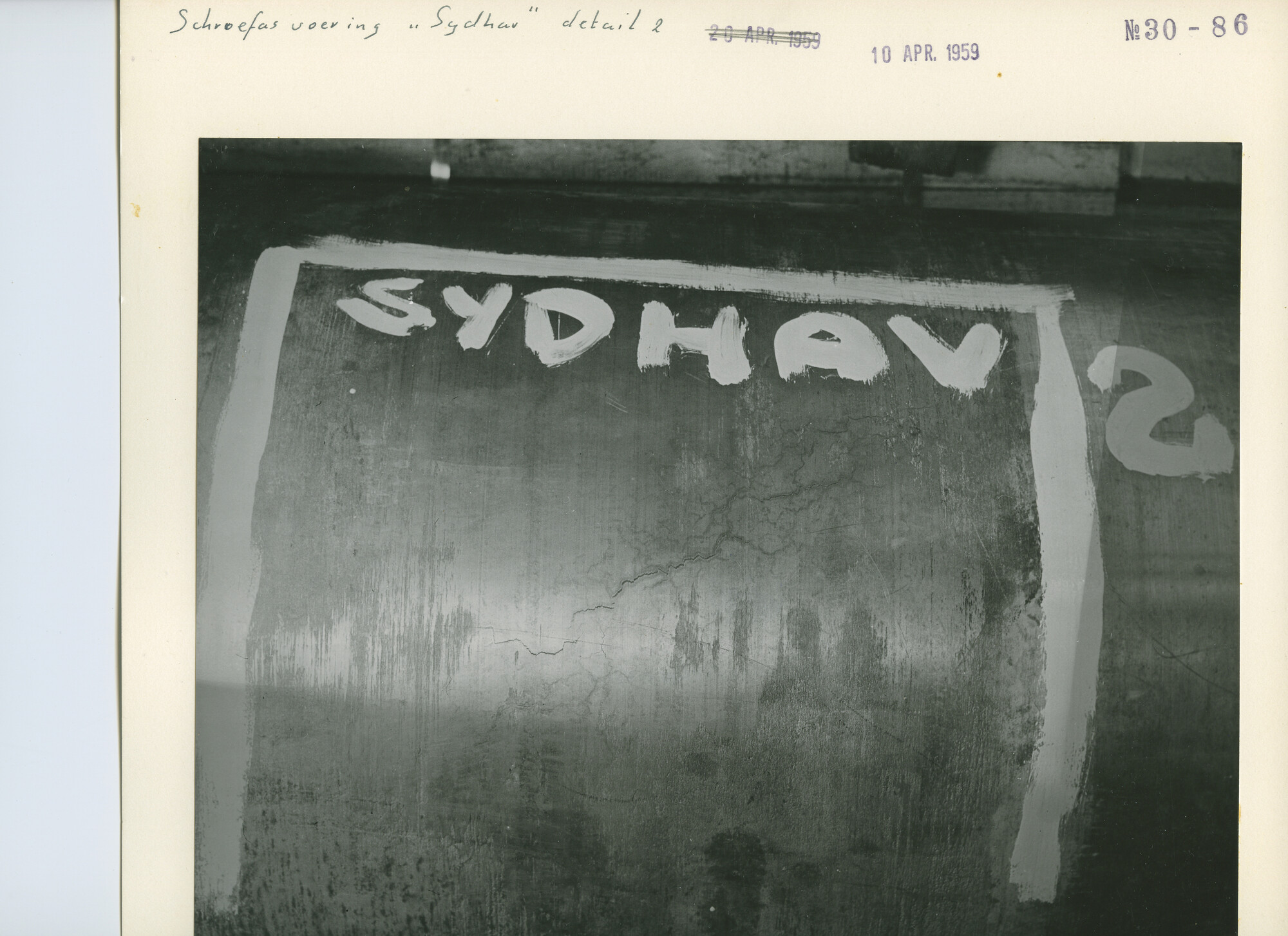 S.5444(3468)2; Foto van schade aan de schroefasvoering van de Sydhav; foto
