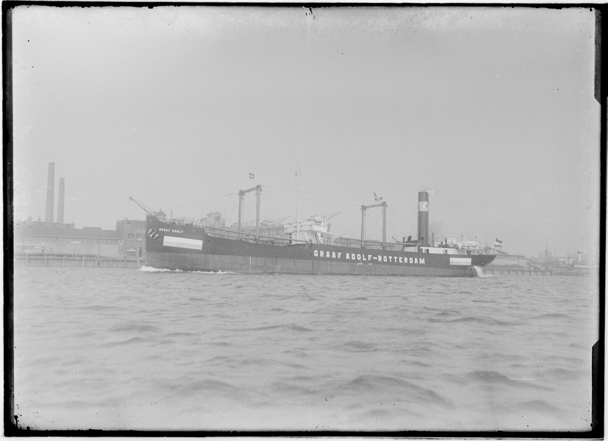 2018.1217; Glasnegatief van het vrachtschip Graaf Adolf (Nederlands, 1918); glasnegatief