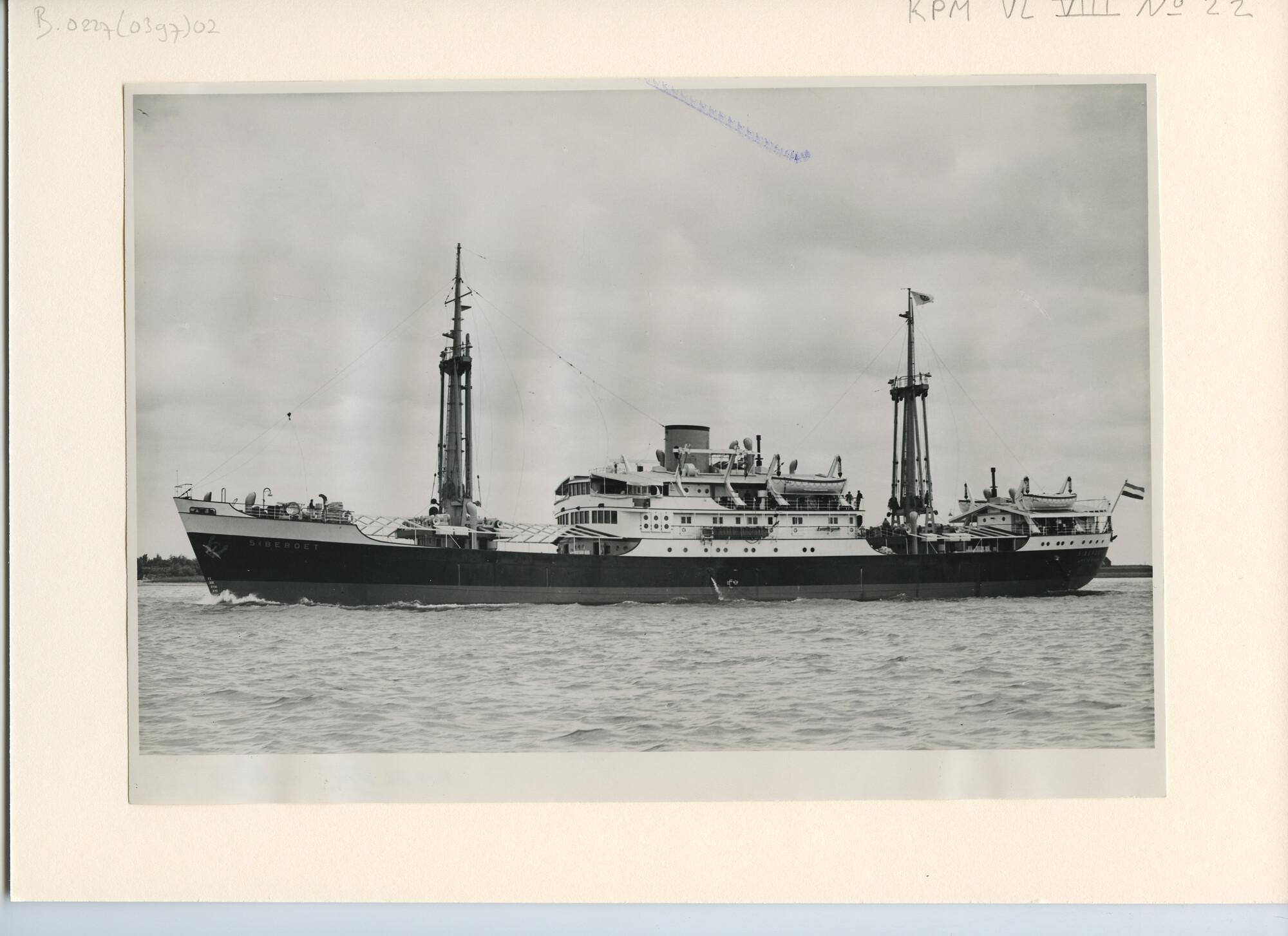 B.0227(0397)02; Foto van ms. Siberoet tijdens het vertrek naar zee voor de proefvaart; foto