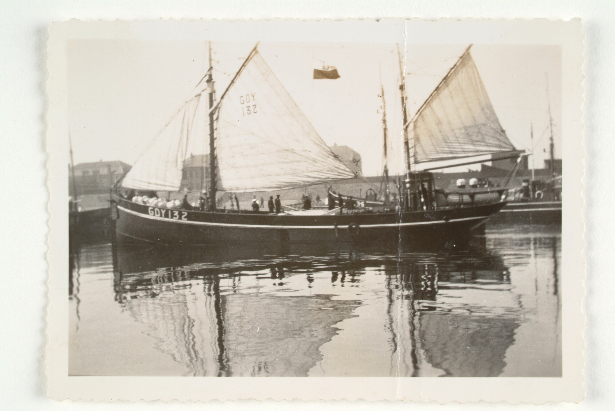 2003.0436; De Poolse logger Mewa X  (GDY 132; ex- Saturnus (SCH 132)) in de Scheveningse haven; foto