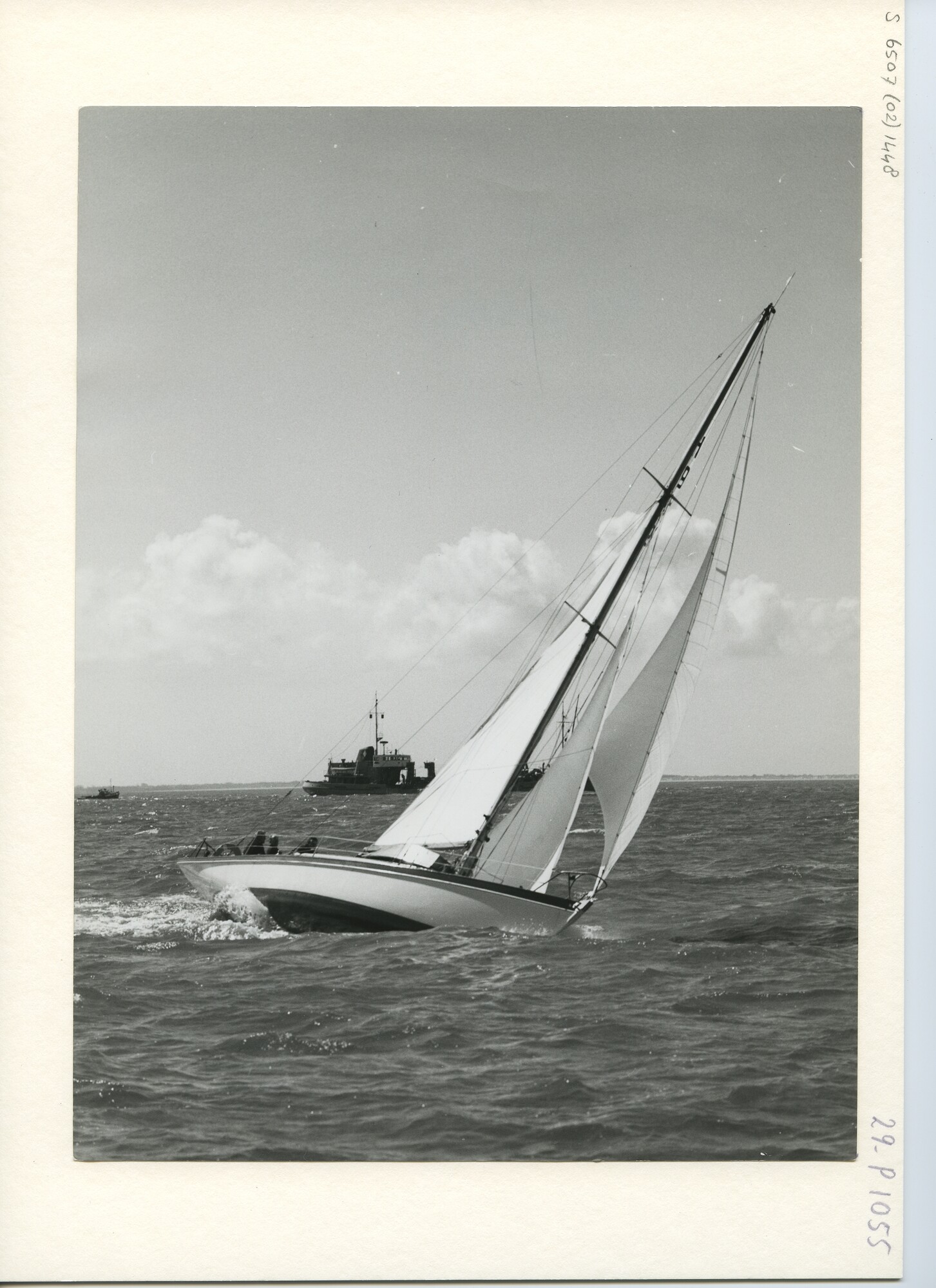 S.6507(02)1448.02; Zwart-wit foto van de Elina (H 399) aan de wind tijdens de Hoek van Holland-Harwich-race, 1962; foto