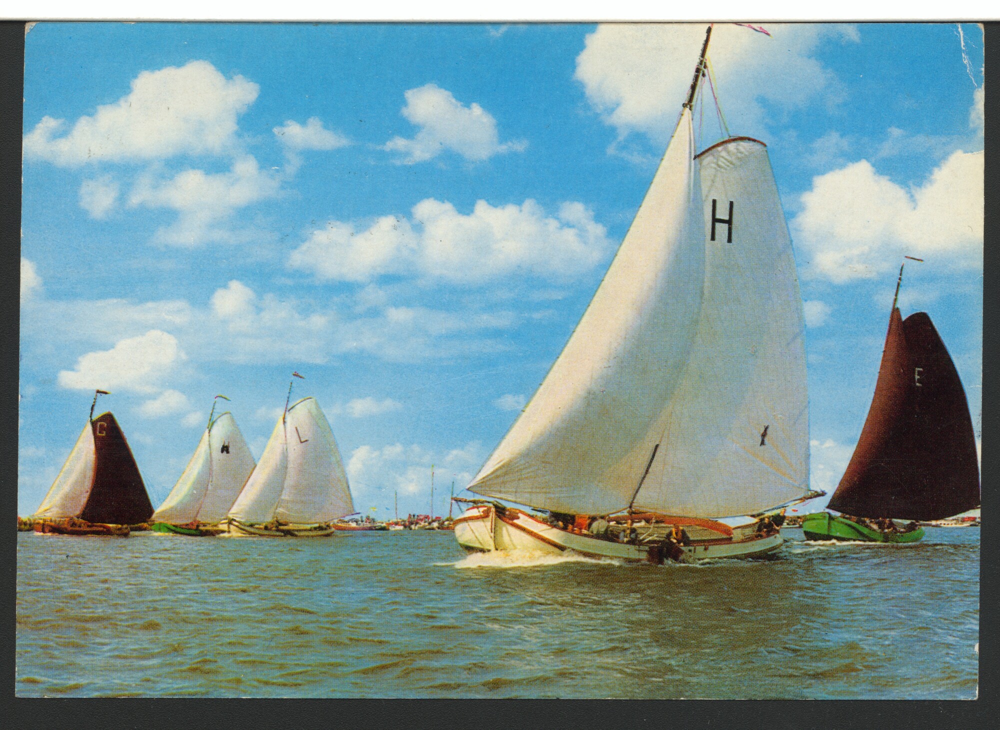 1993.7866; Vijf Friese skûtsjes van de steden Heeg, Eernewoude, Leeuwarden, Grouw en Sneek tijdens het skûtsjesilen; prentbriefkaart
