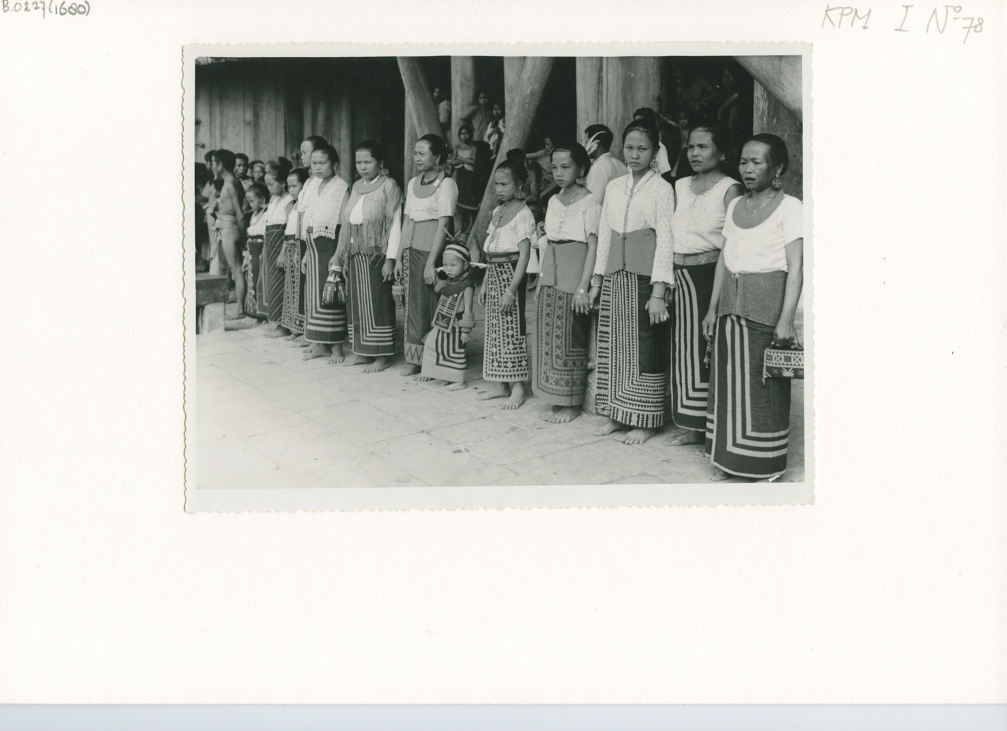 B.0227(1680); Foto van vrouwen te Bawamataluo (Nias) in feesttenue; foto