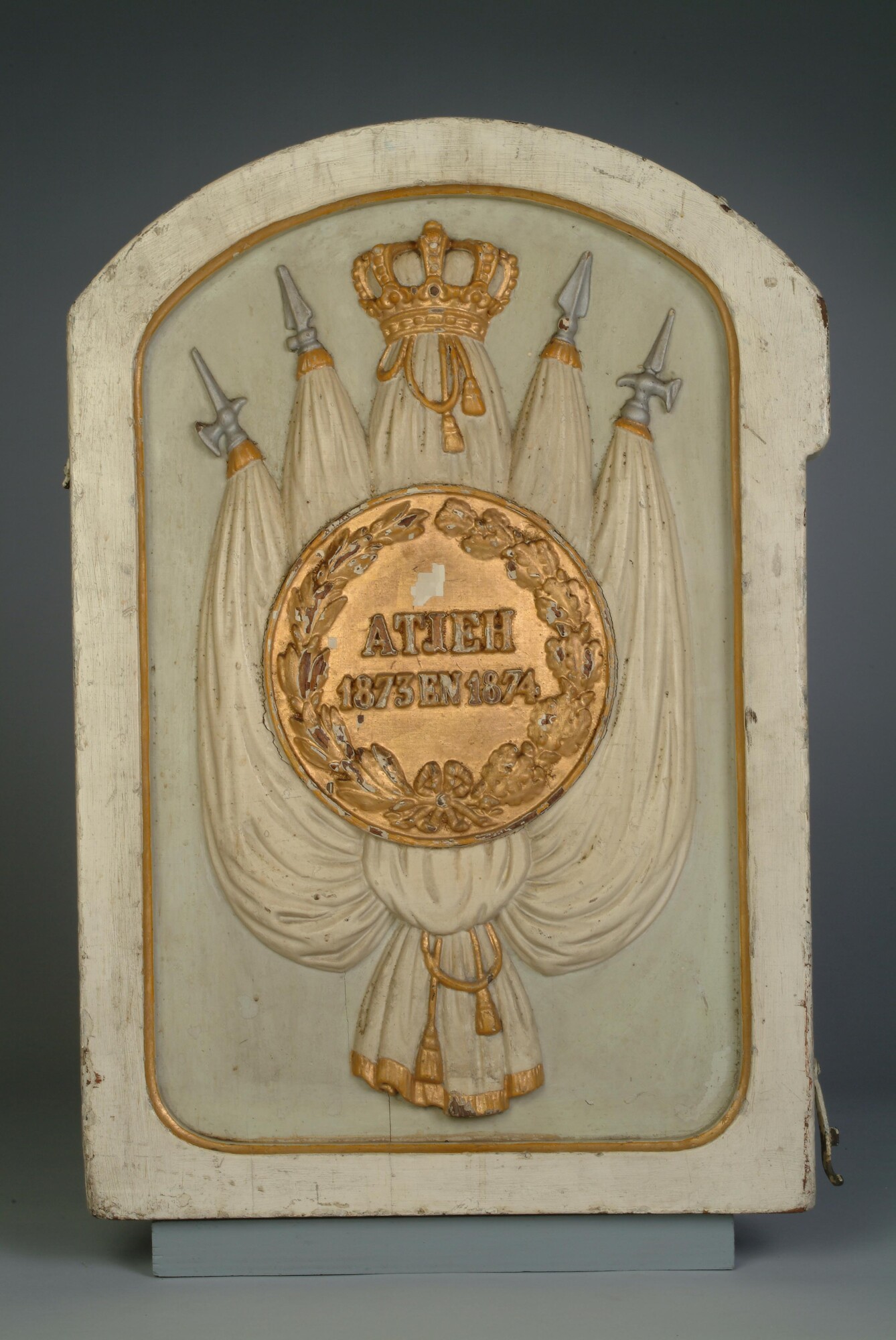 S.1325(01)b; Valreepsbord afkomstig van Hr.Ms. fregat 'Atjeh'; boordversiering