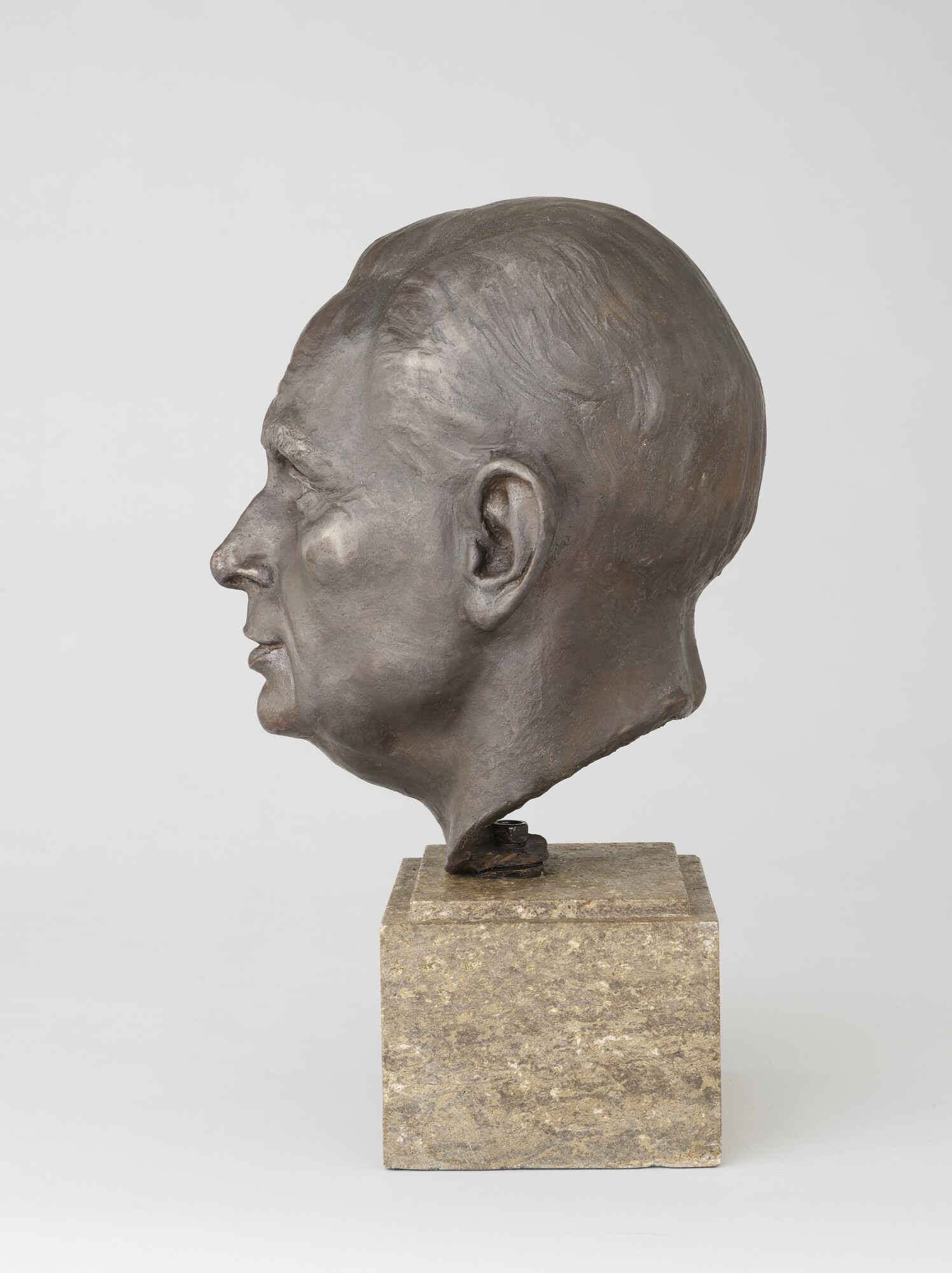 B.0276(09)h; Bronzen buste op stenen voetstuk van J. Olyslager; beeld
