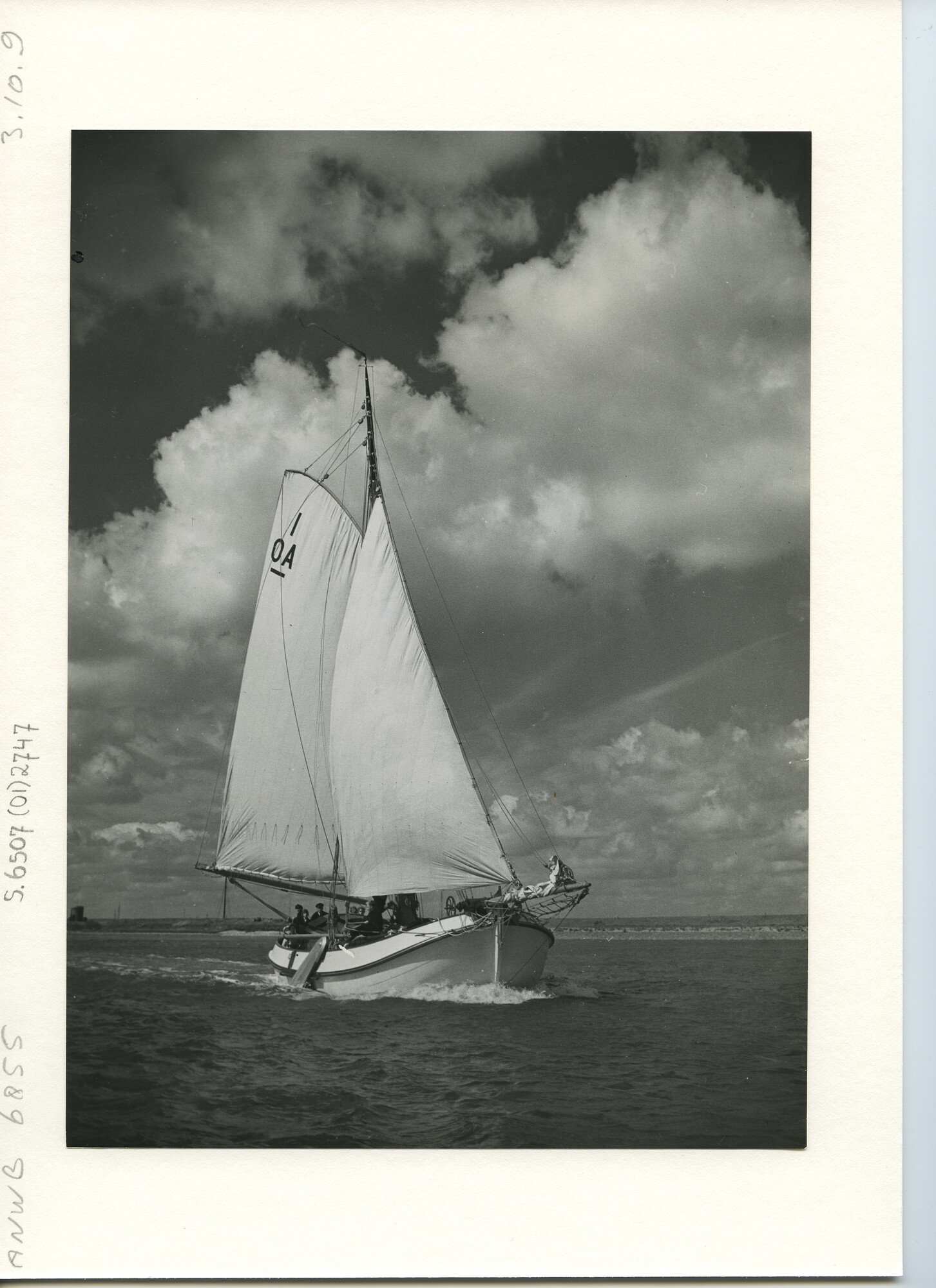 S.6507(01)2747; De Lemsteraak Schollevaer II, zeilnummer 1 OA, met ruime wind op open water; foto