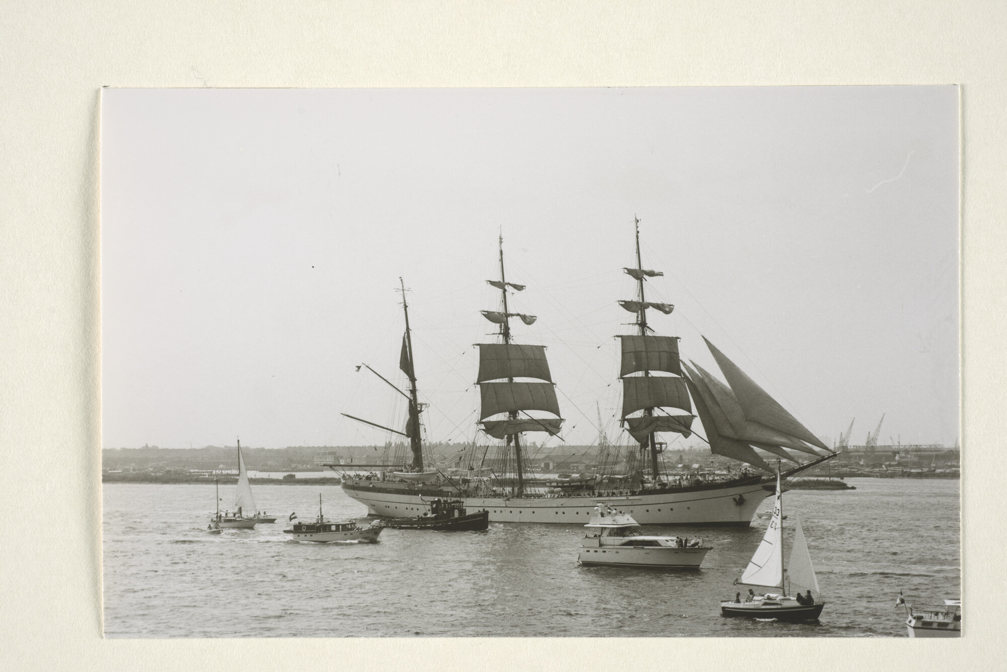 1997.1933; Fotos van het Duitse zeilende schoolschip Gorch Fock gezien bij vertrek [...]; fotoreportage