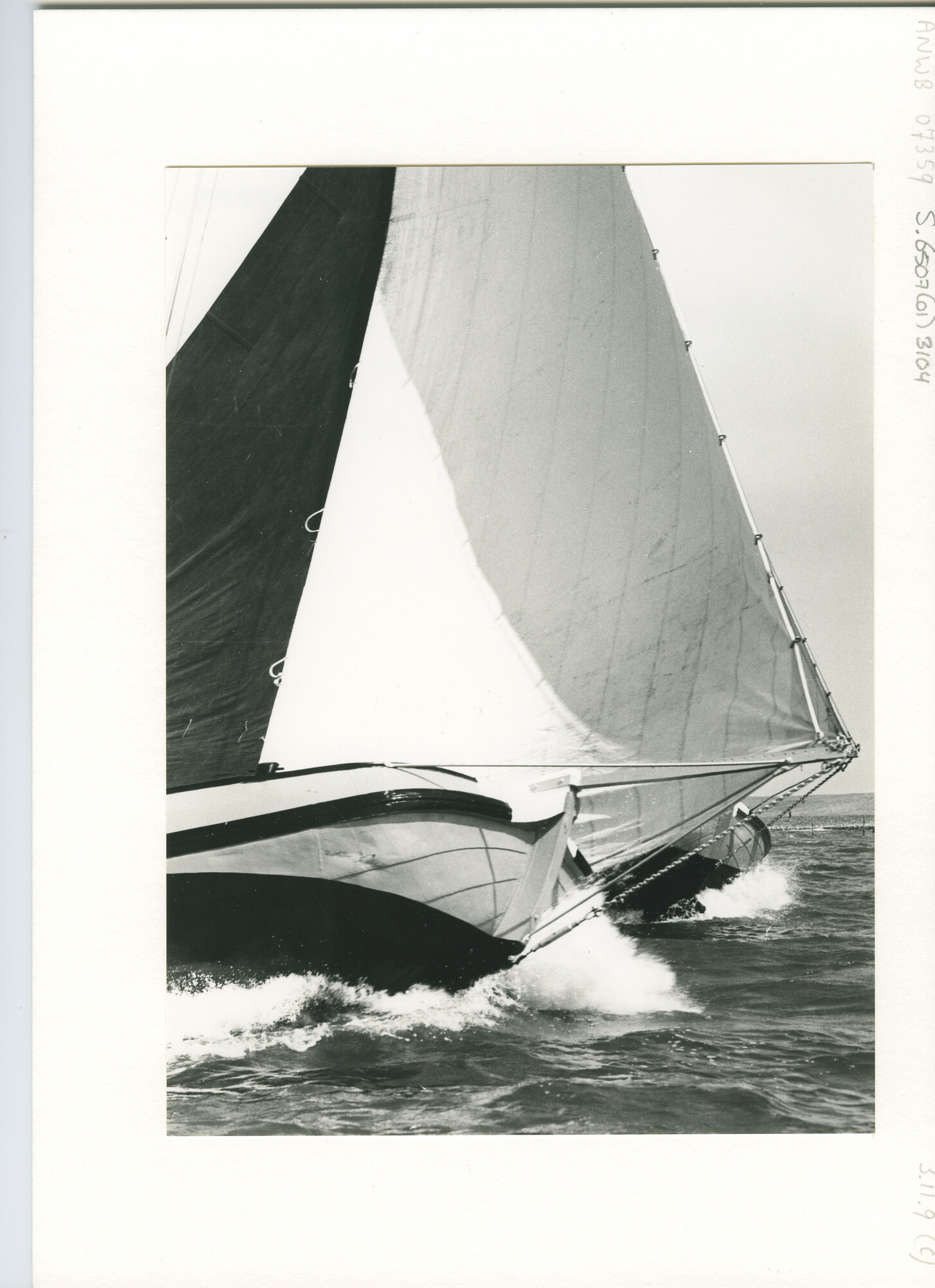 S.6507(01)3104; De beide voorschepen van twee skûtsjes - tjalken - naast elkaar en hoog aan de wind zeilend tijdens Skûtsjesilen 1978; foto