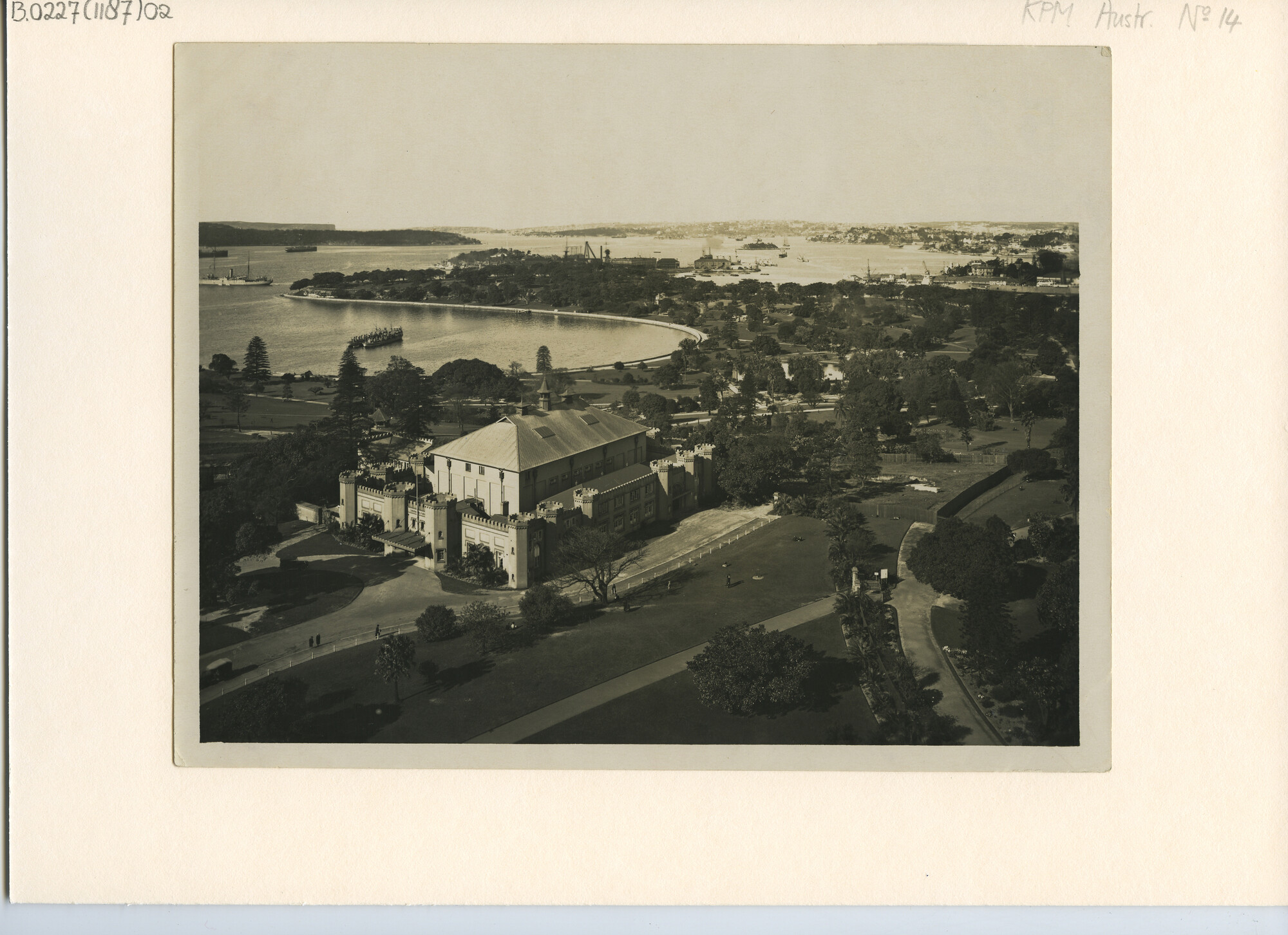 B.0227(1187)02; Panorama van de haven van Sydney, vanaf Macquarie Street gezien, met bibliotheek [en Parliament House] met de Royal Botanic Gardens; foto