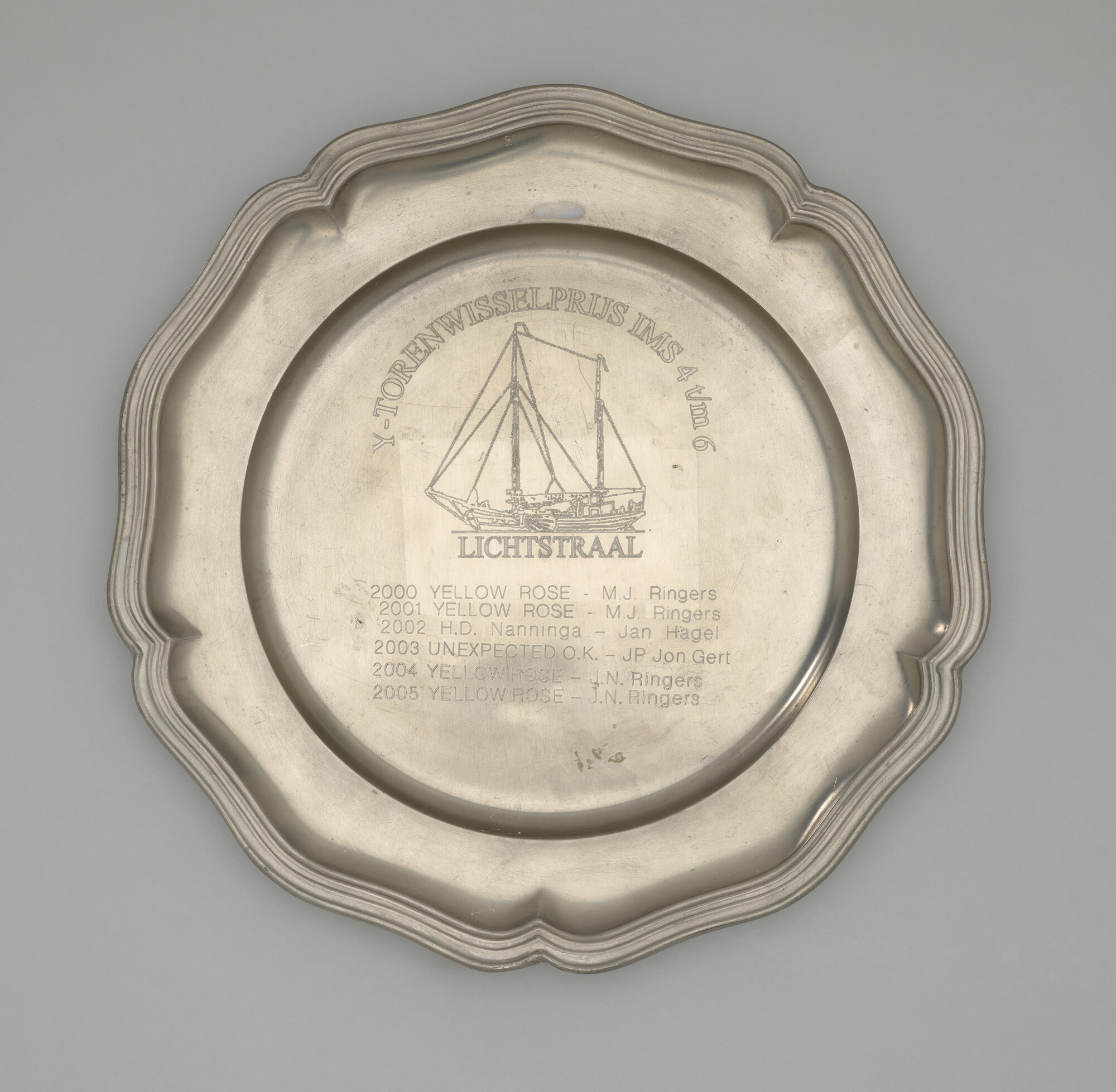 2023.0048; Tinnen prijsbord voor winnaars van de IJ-torenrace van Zeilvereniging Het Y, tussen 2000 en 2005; prijsbord