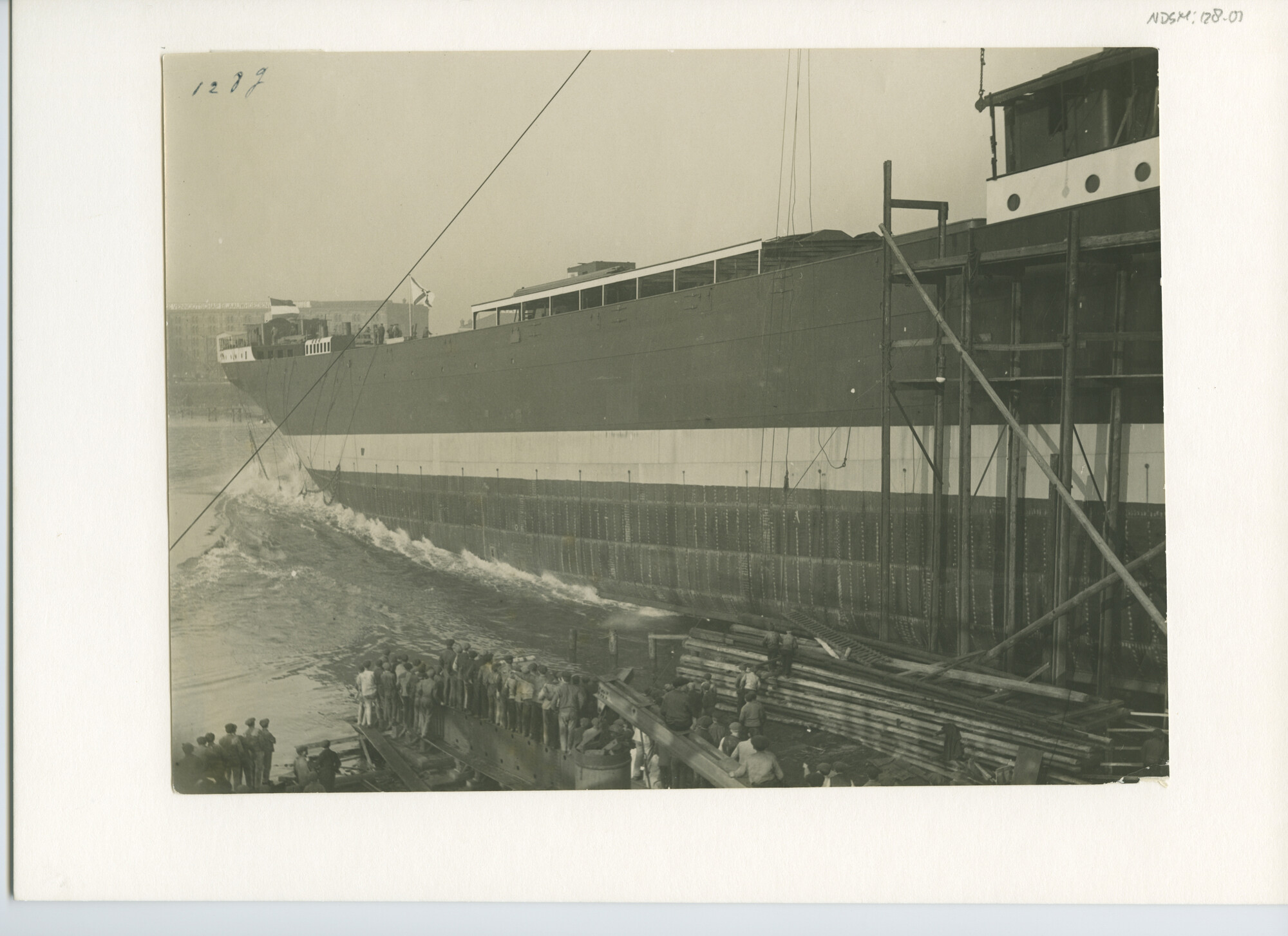 S.5444(0378)3; Foto van de tewaterlating van het vrachtschip ss. Rotti ; foto