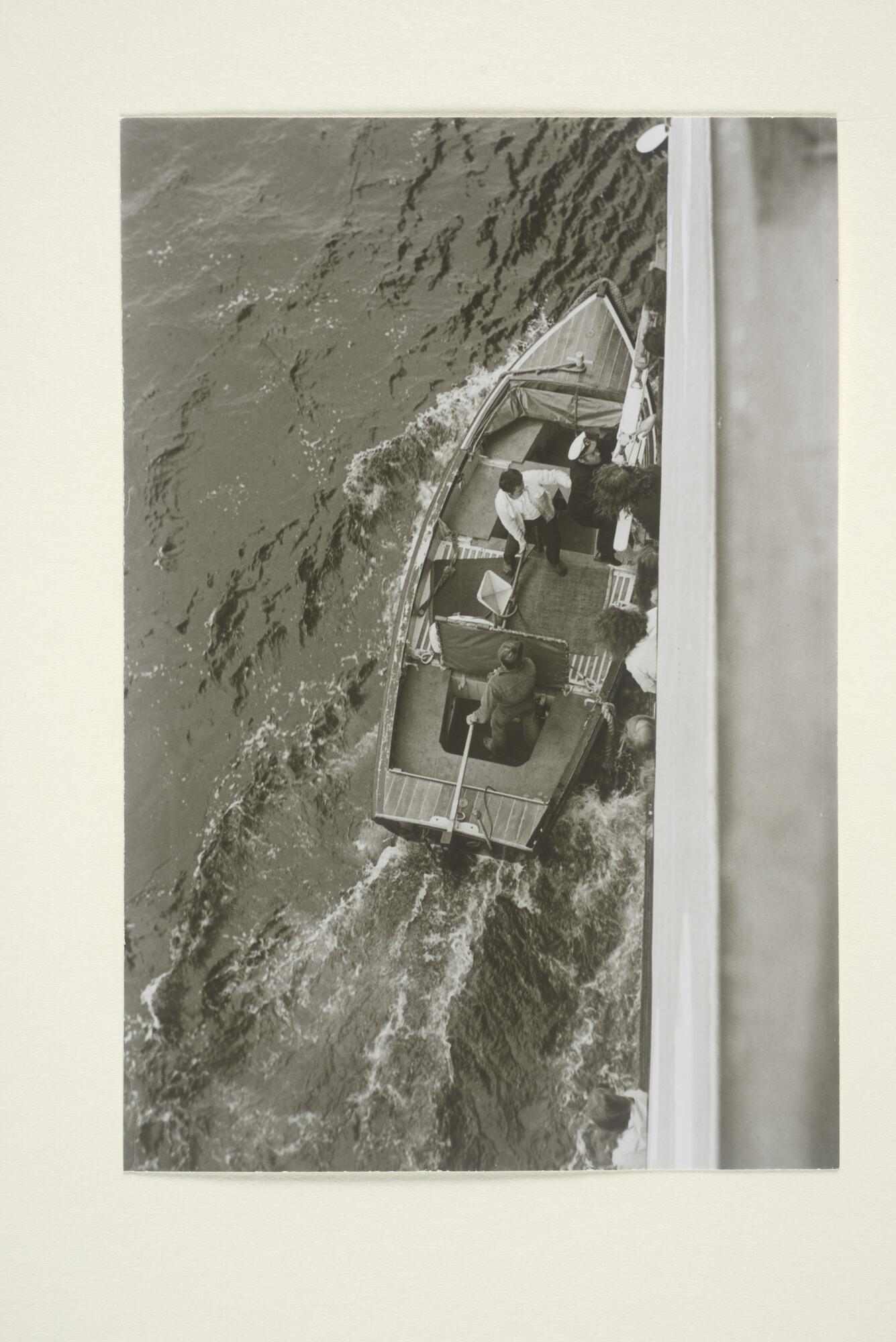 2000.2637; Loods komt aan boord van de 'Leda' van de KNSM; foto