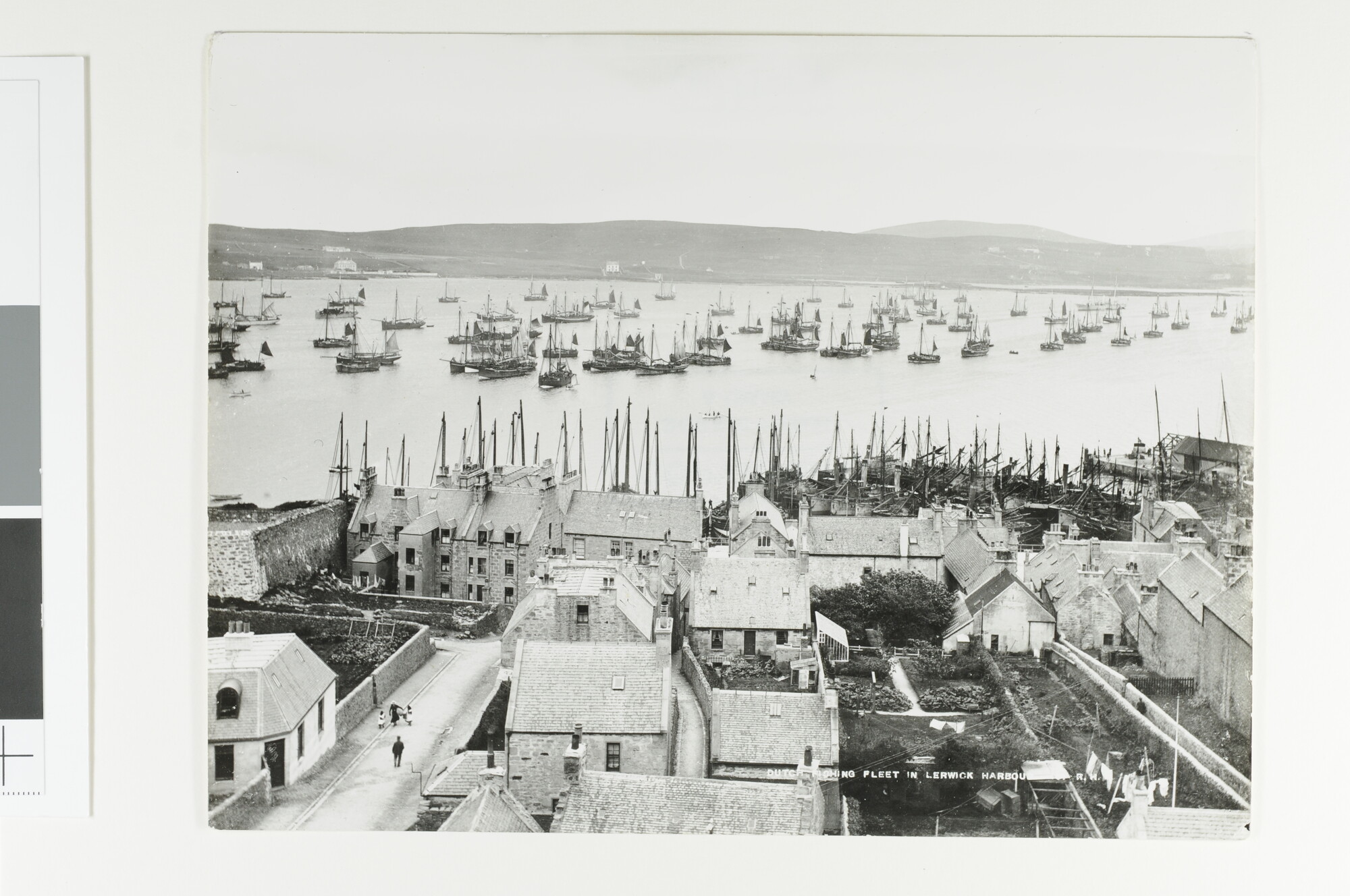 A.5044(13); 'Dutch fishing fleet in Lerwick harbour.' Gezicht vanaf Lerwick op de voor; foto