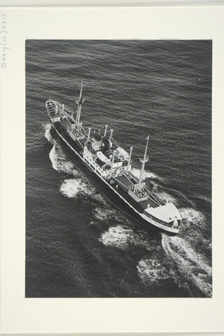 S.5219(12)0315; Foto's van de proeftocht van het vrachtschip ms. 'Togokust' gebouwd op de dwarshelling van de ASMmet hoge vaart op zee; fotoreportage