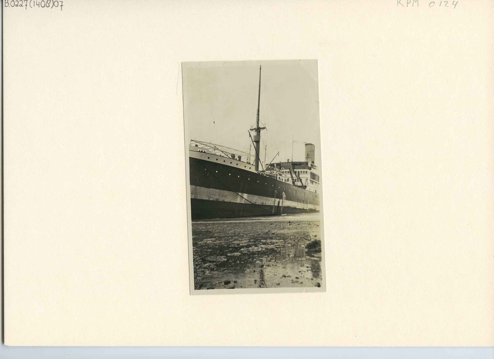 B.0227(1408)07; Foto van de berging van het passagiersschip ss. Tasman; foto