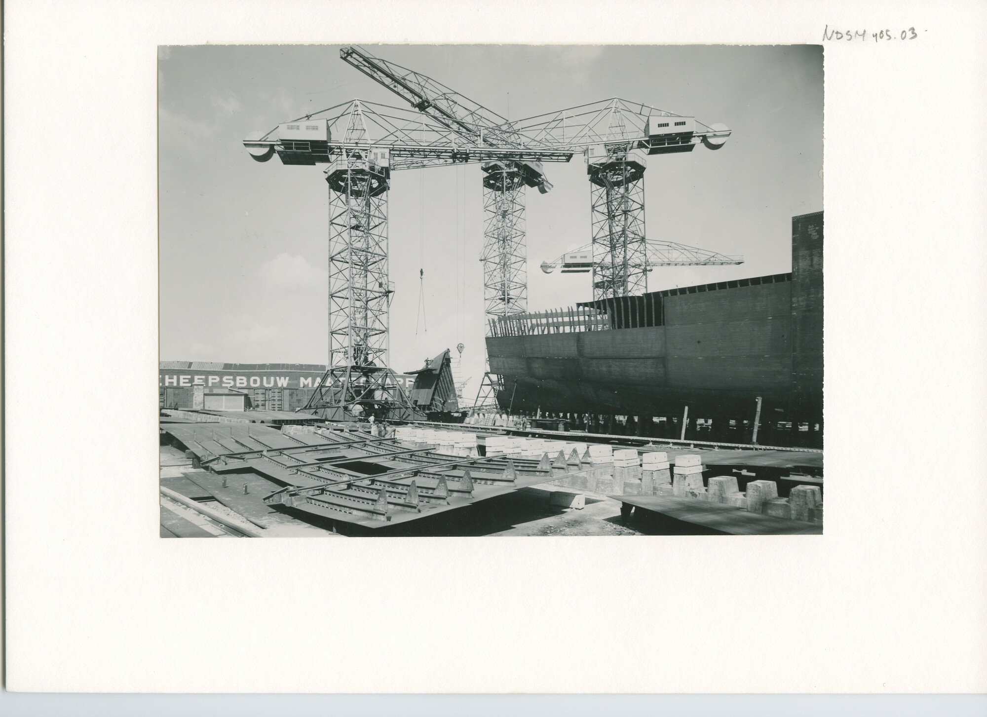 S.5444(1729)1; Foto van het Noorse vrachtschip ms. Bougainville in aanbouw bij de NDSM; foto